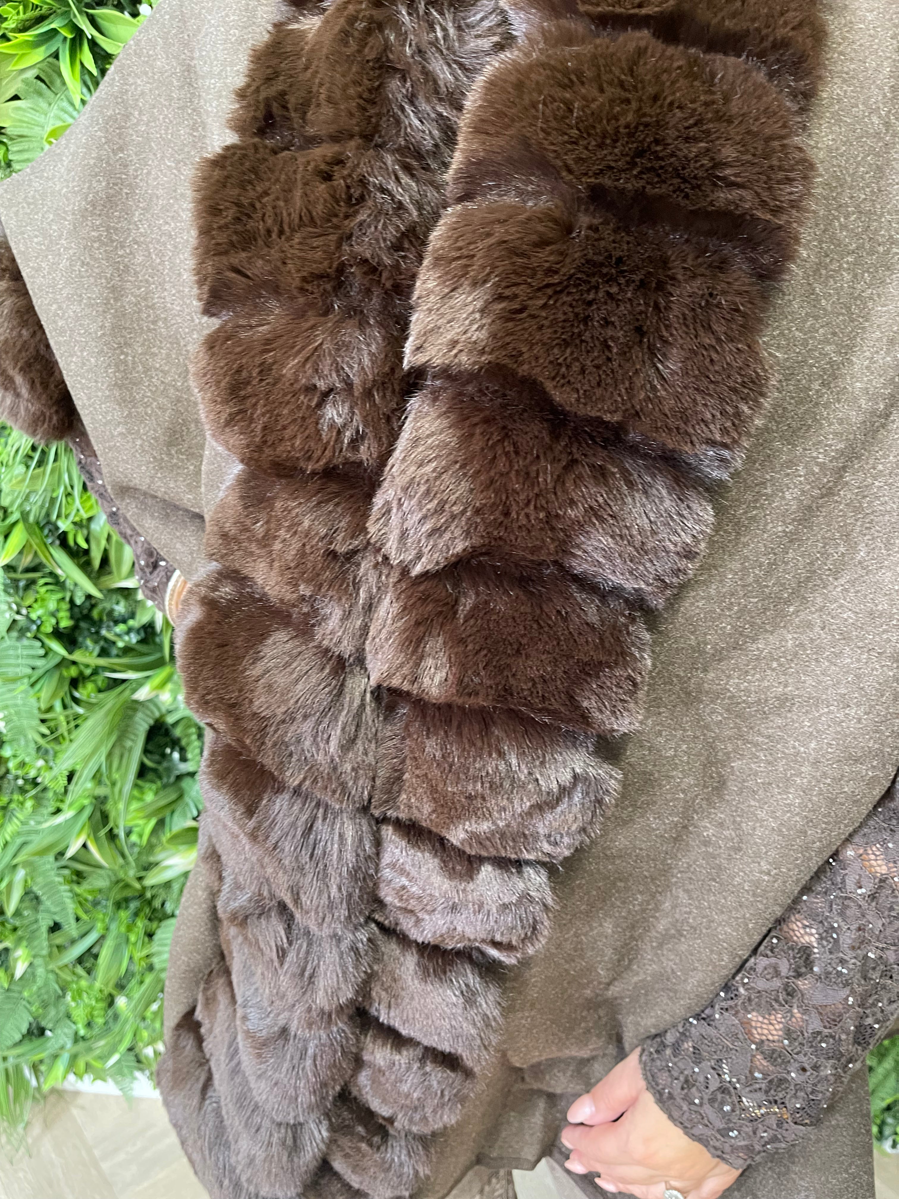Poncho faux fur details donkerbruin