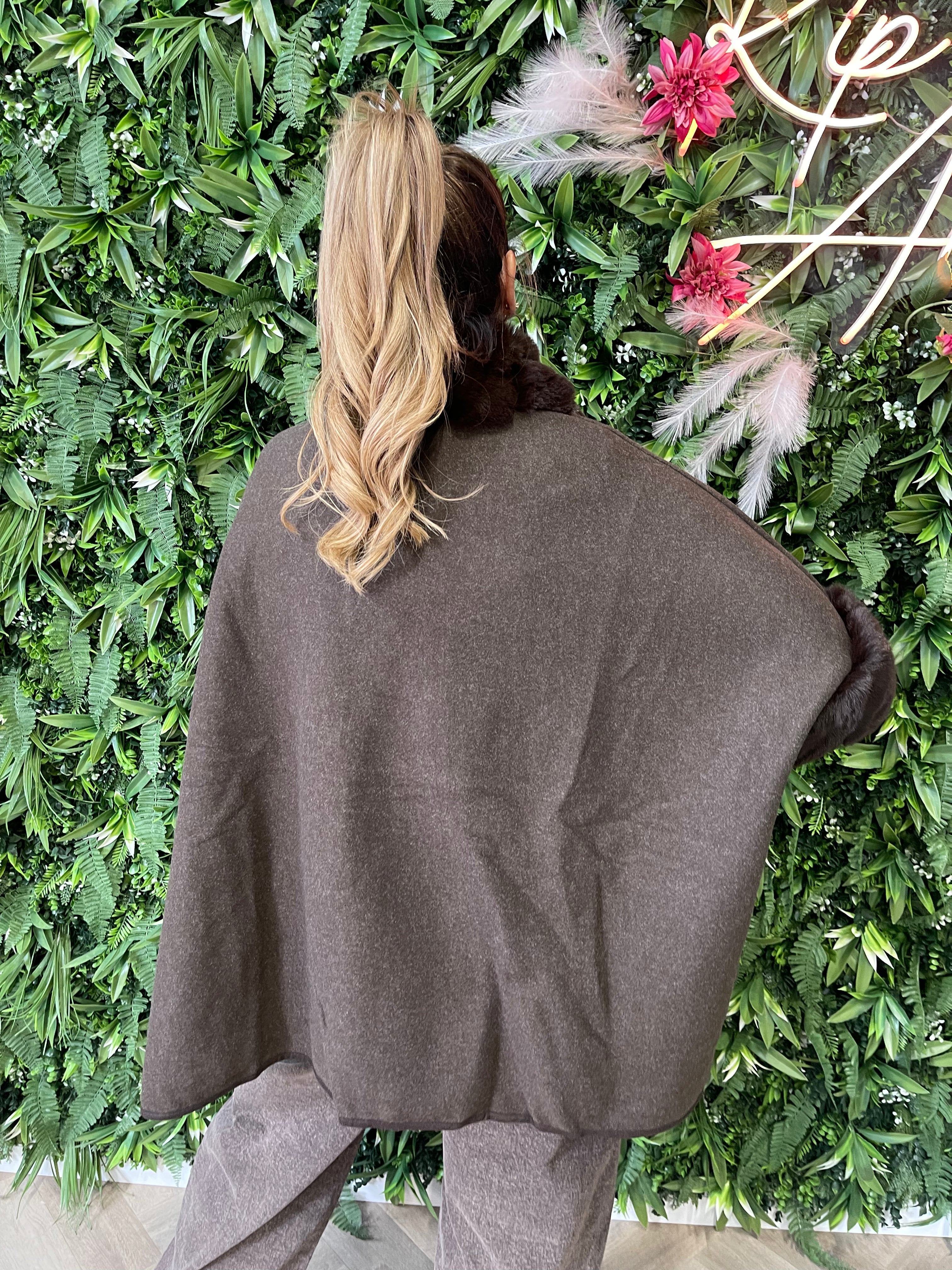 Poncho faux fur details donkerbruin