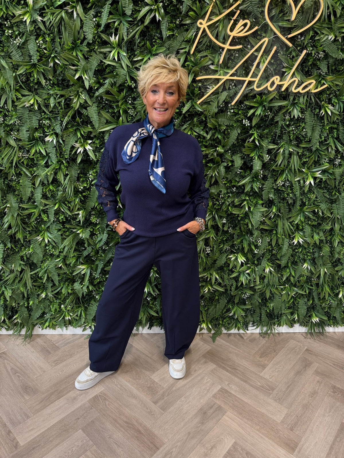 Trui open gewerkte broderie mouwen marineblauw