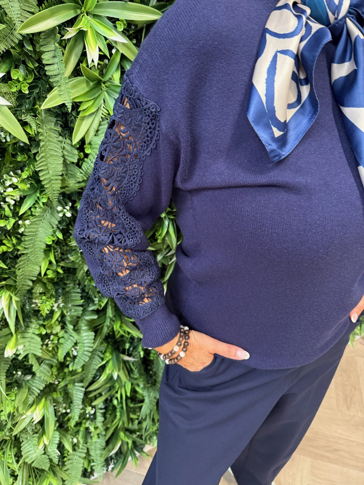 Trui open gewerkte broderie mouwen marineblauw