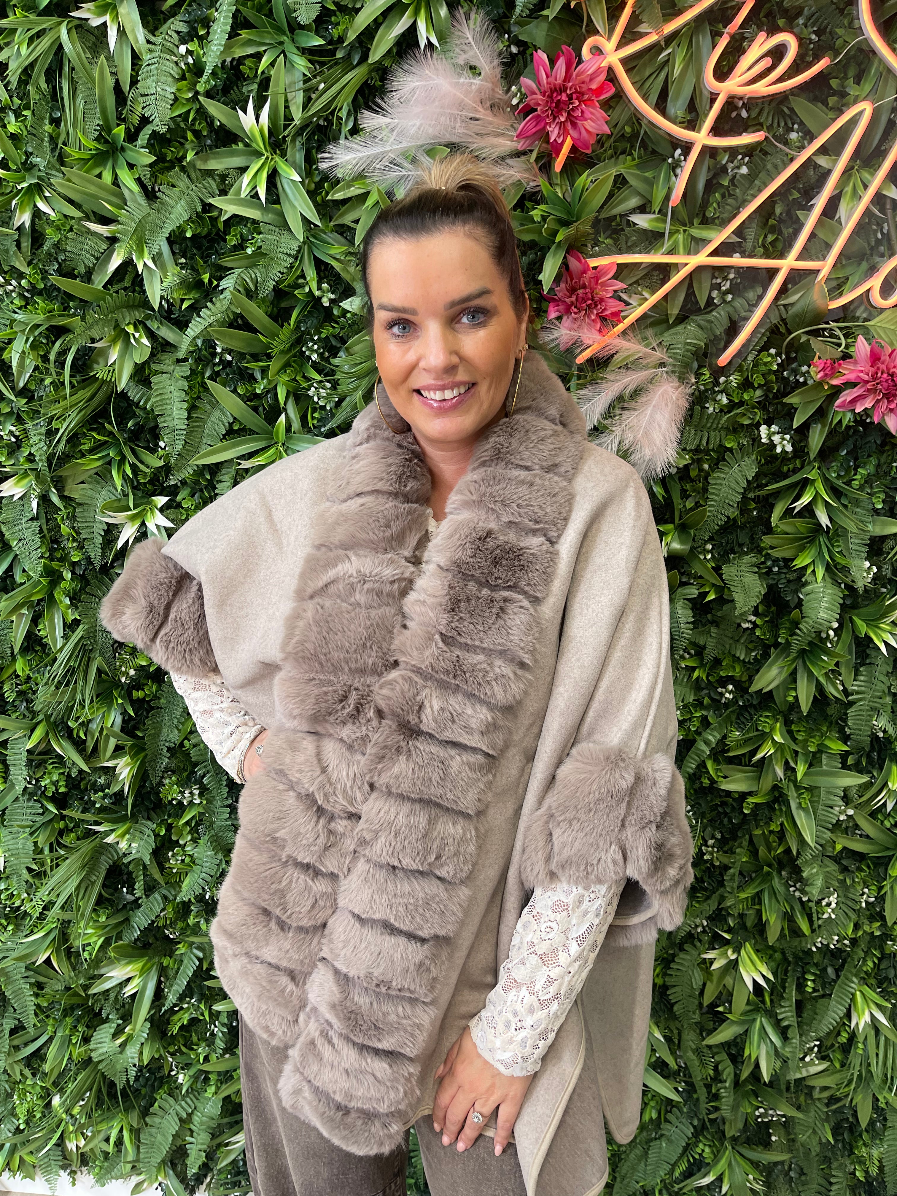 Poncho faux fur details taupe