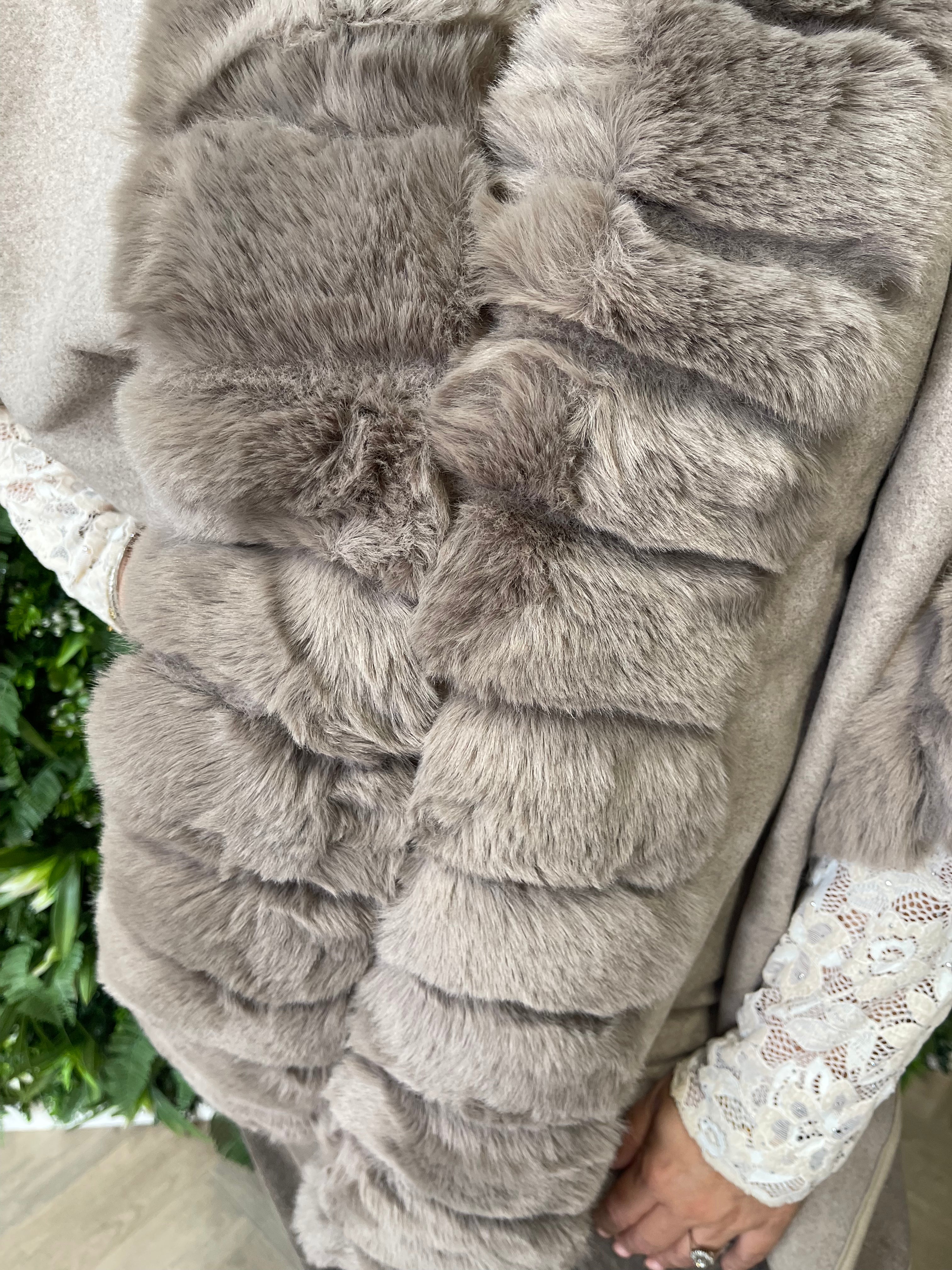 Poncho faux fur details taupe