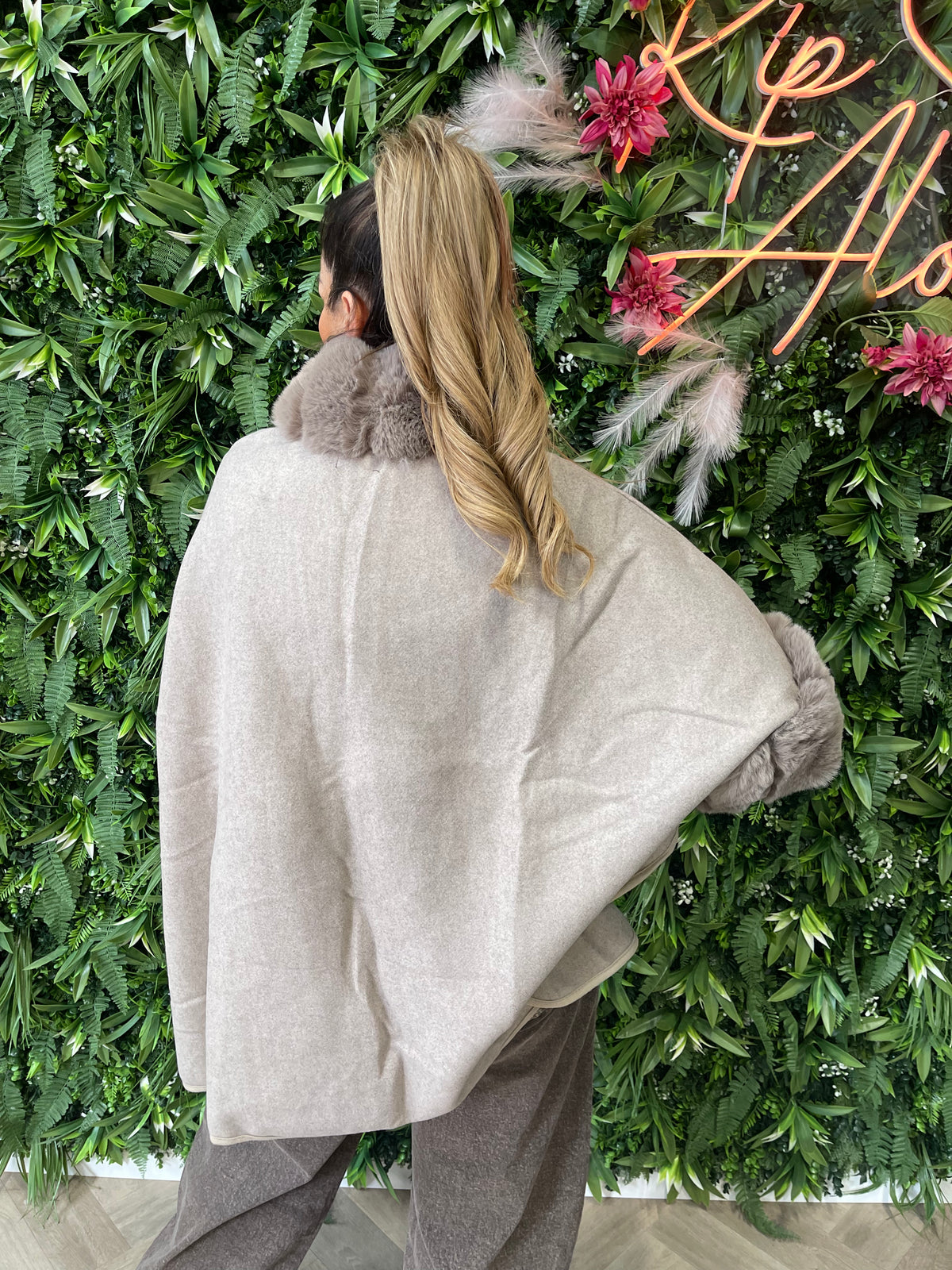 Poncho faux fur details taupe