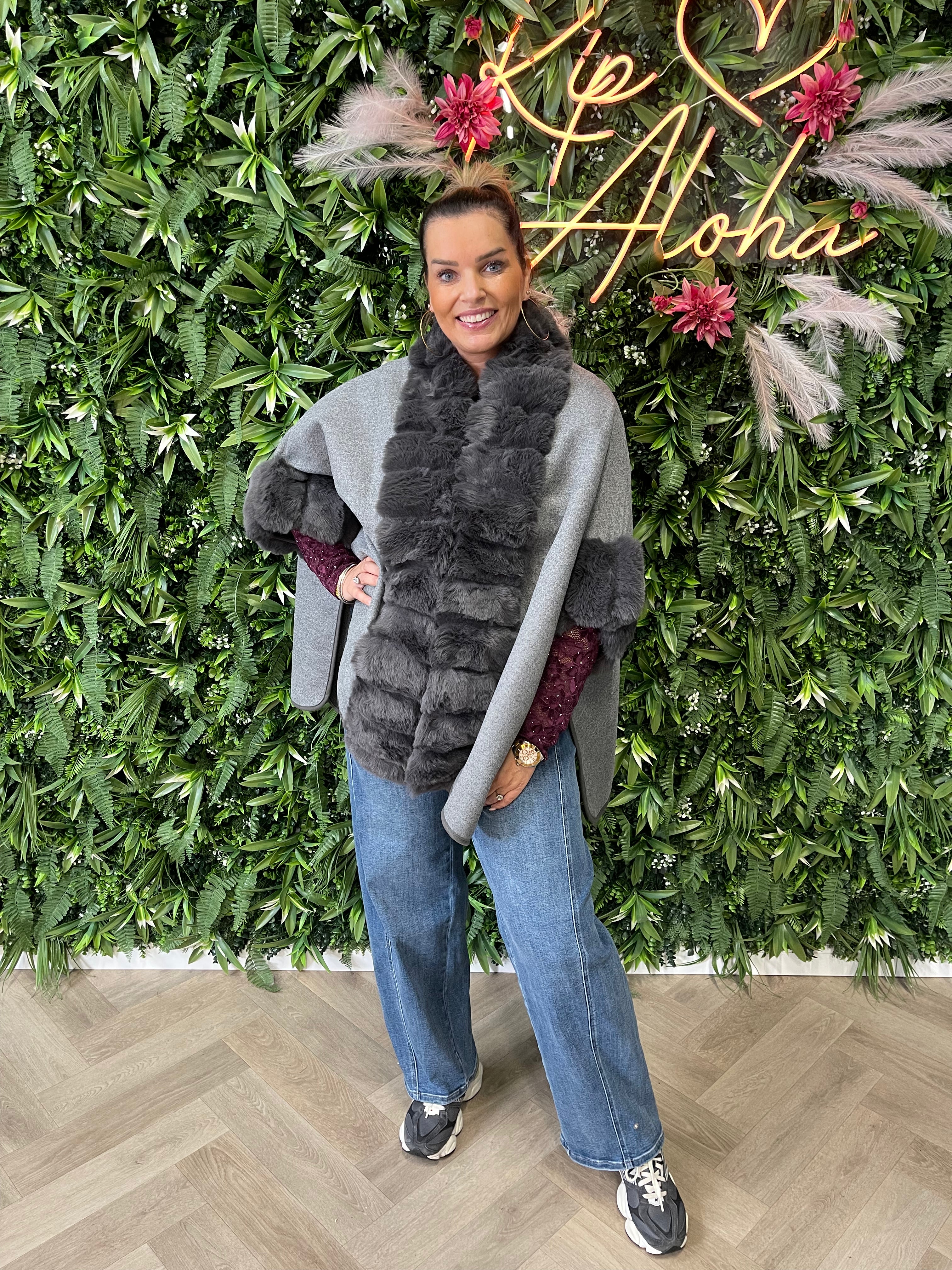 Poncho faux fur details grijs
