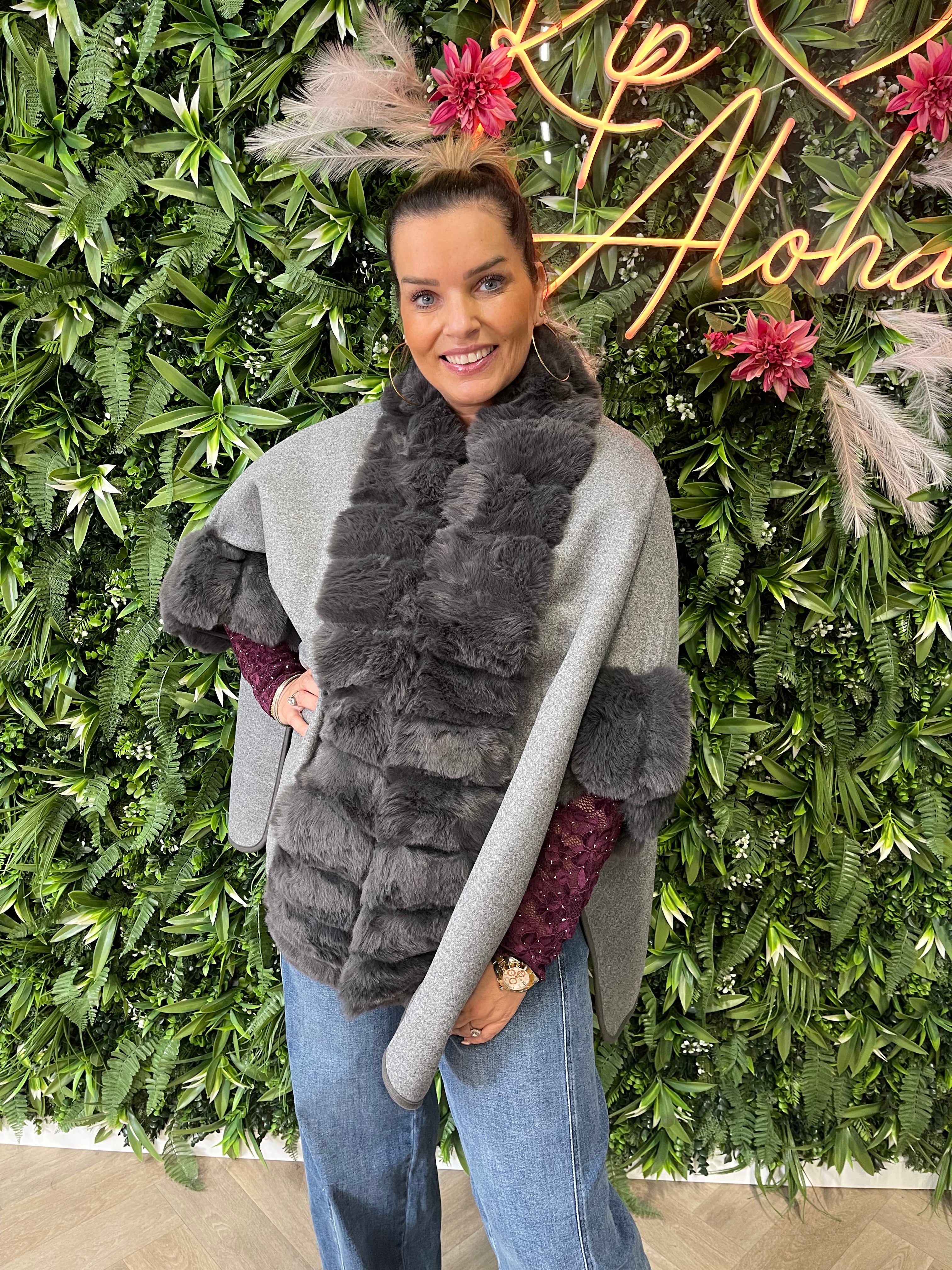 Poncho faux fur details grijs