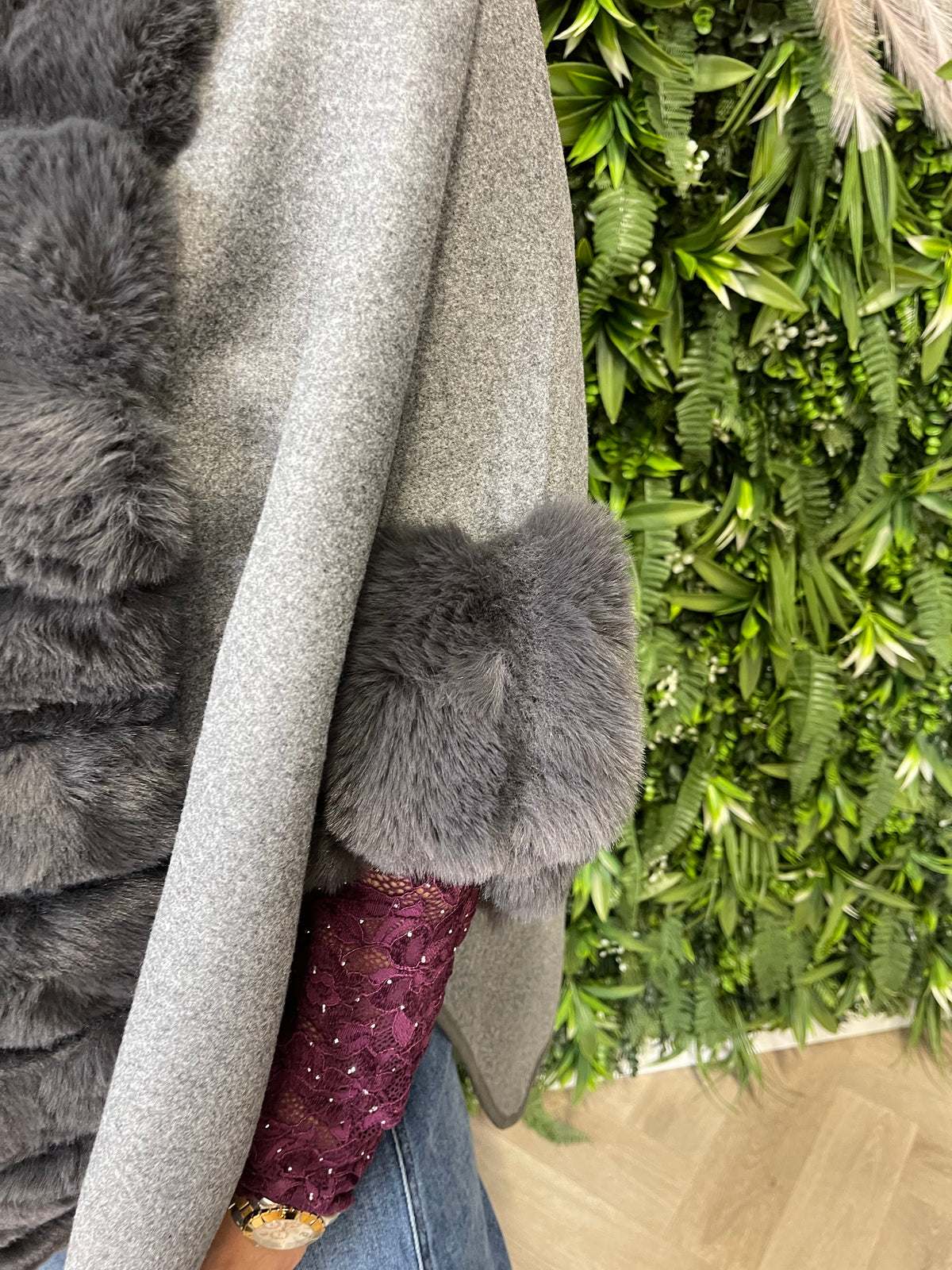 Poncho faux fur details grijs