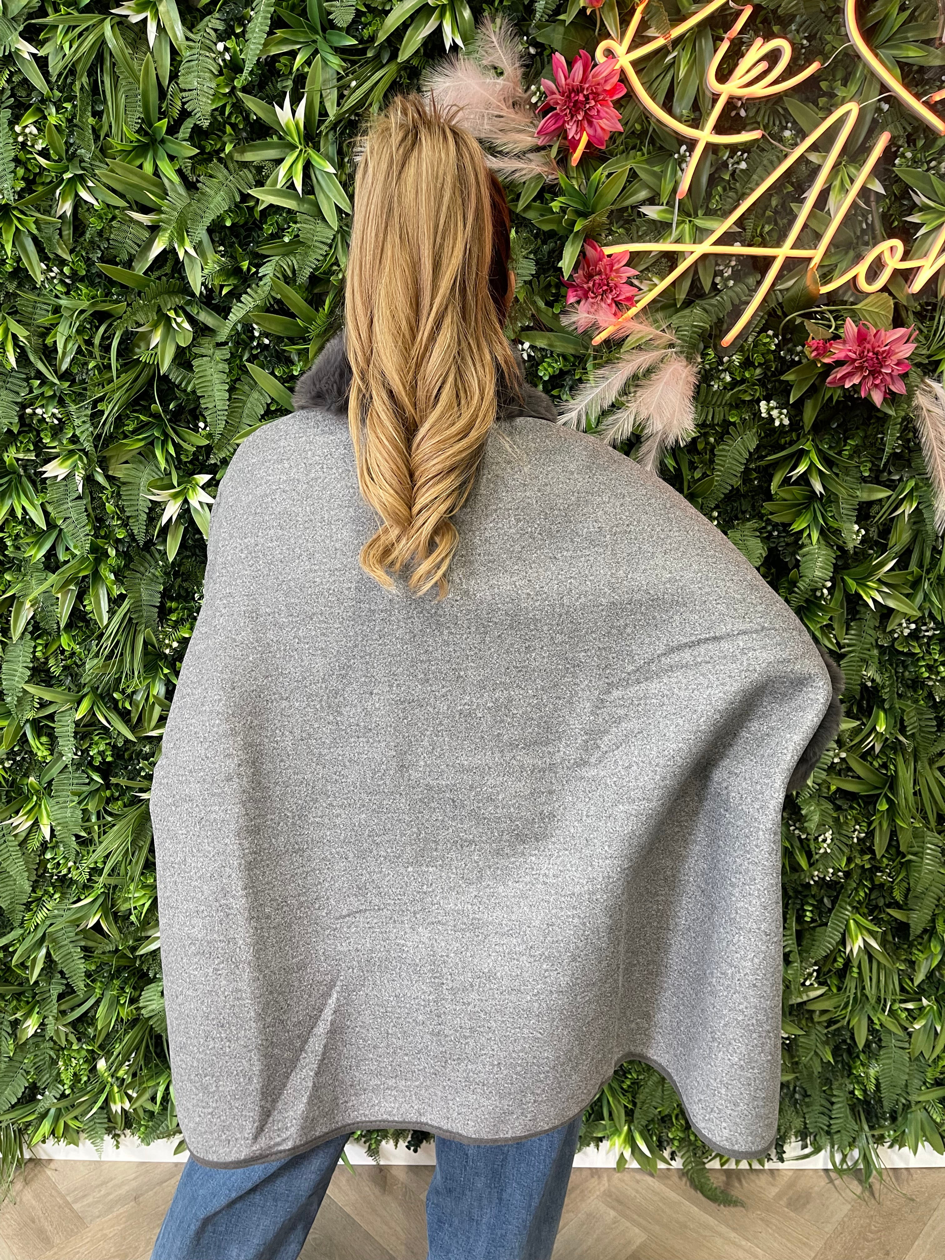 Poncho faux fur details grijs