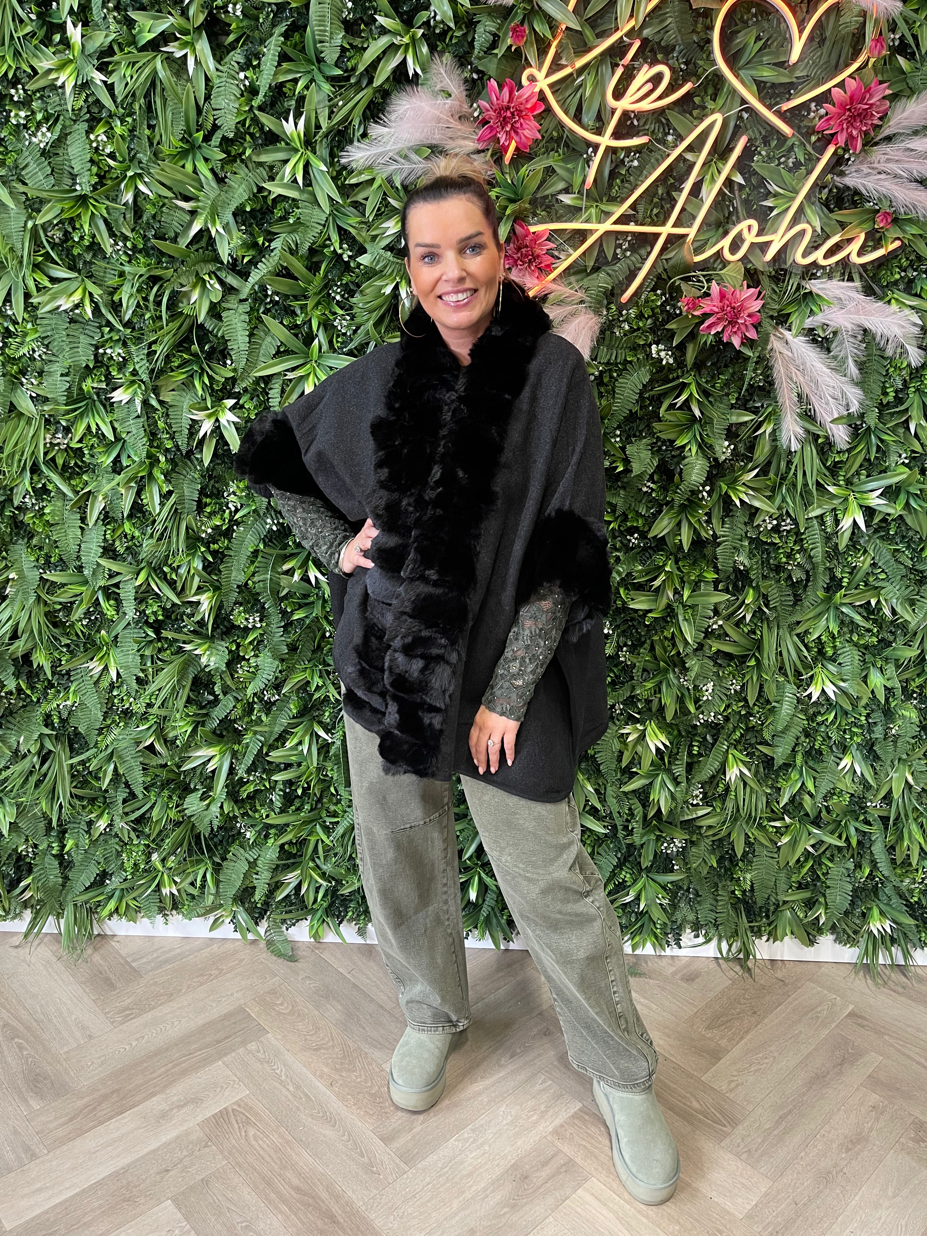 Poncho faux fur details zwart