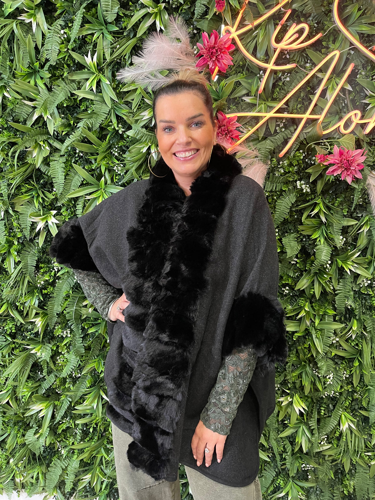 Poncho faux fur details zwart