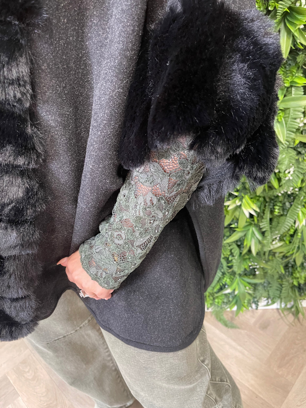 Poncho faux fur details zwart