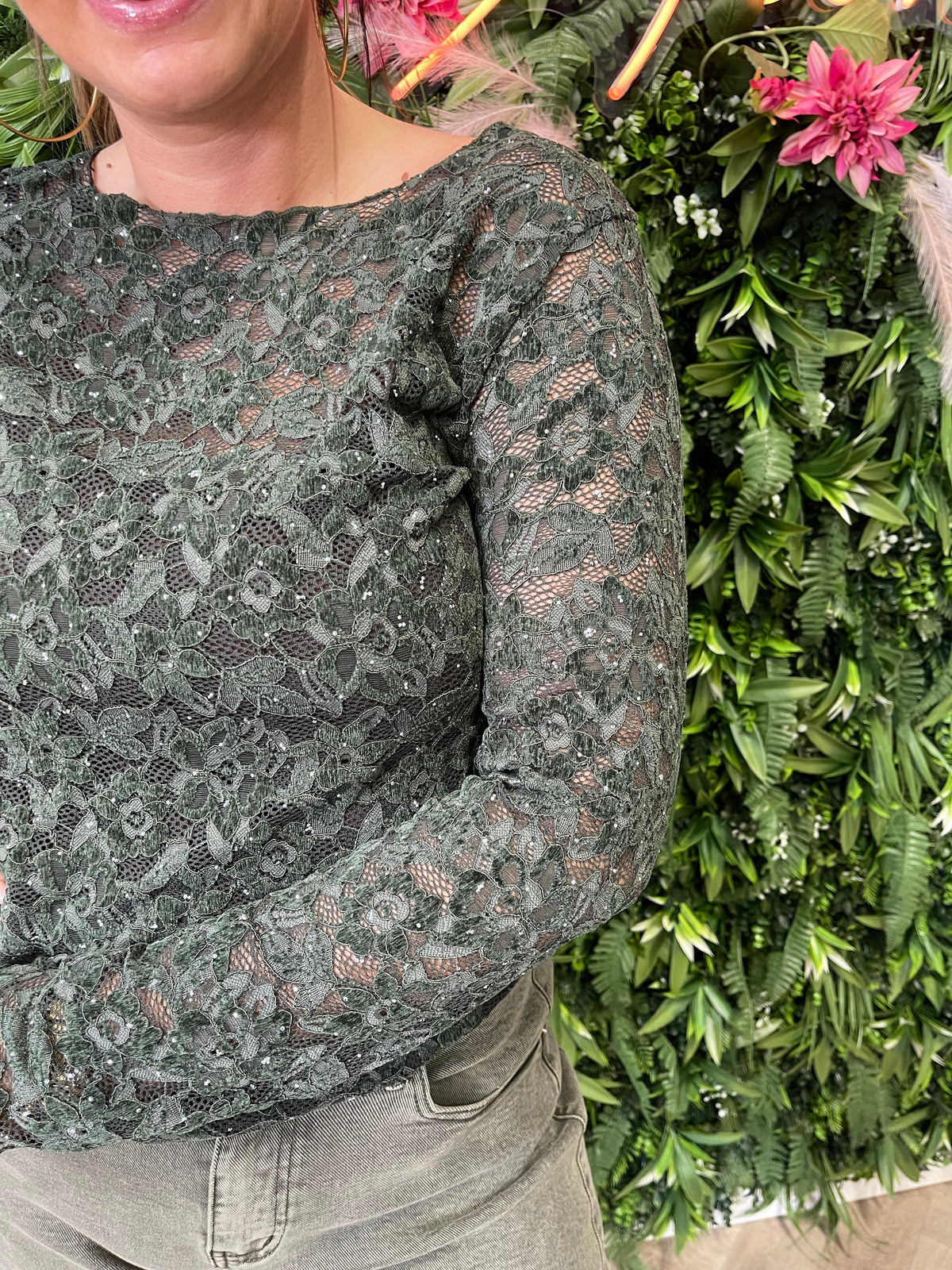 Kanten top met strass legergroen