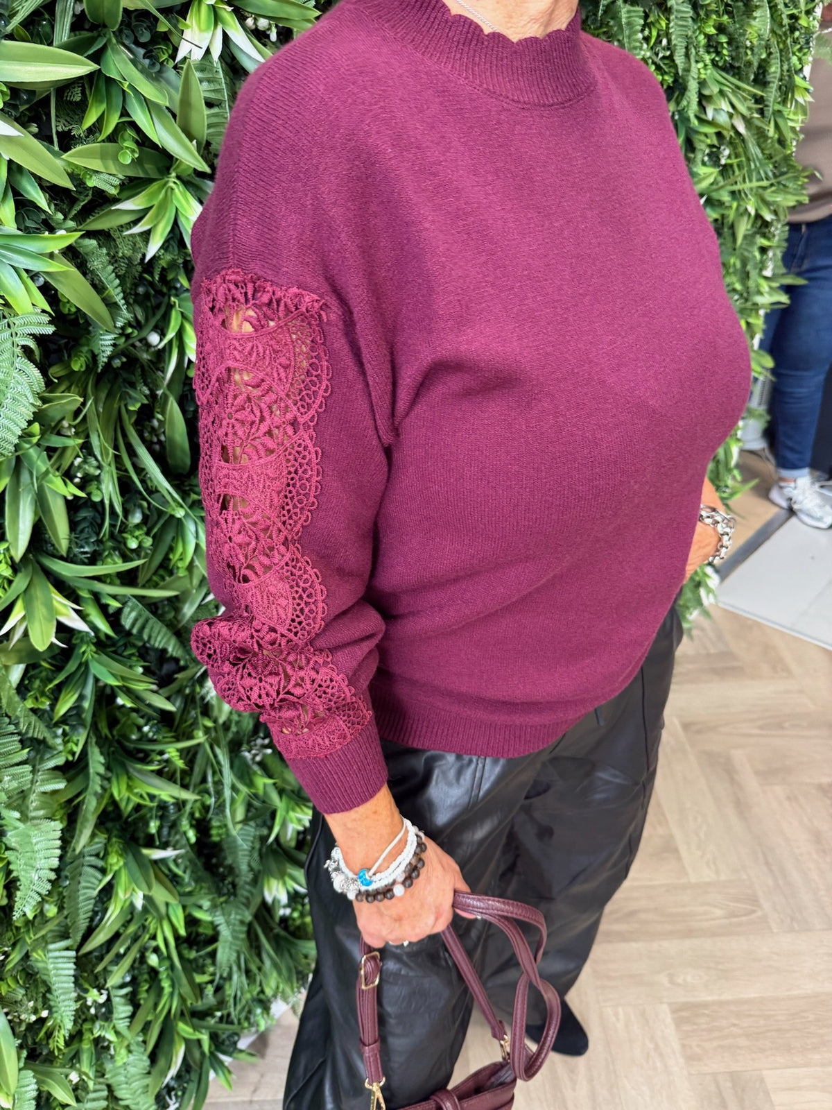 Trui open gewerkte broderie mouwen wijnrood