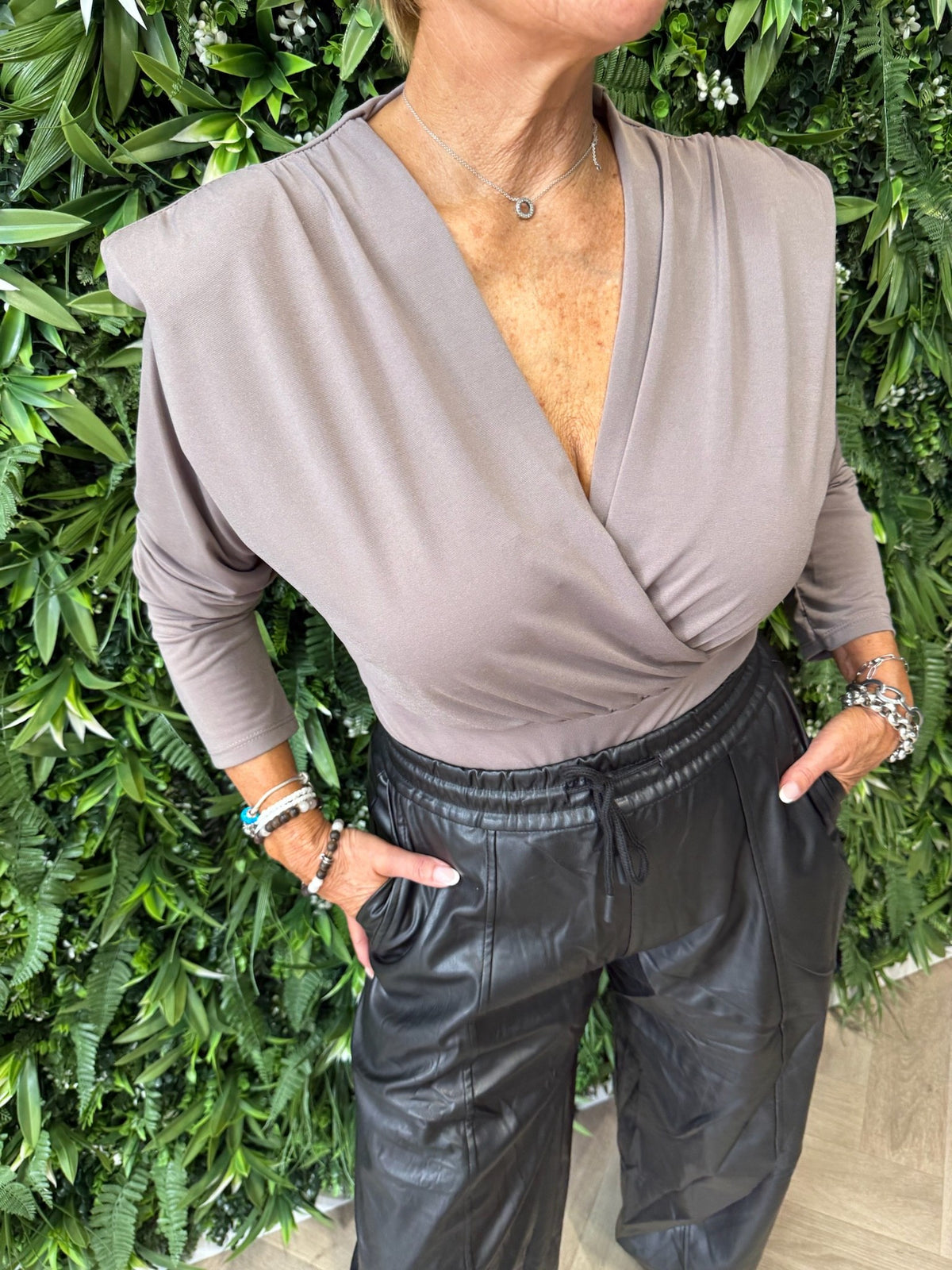 Body overslag v-hals uni taupe