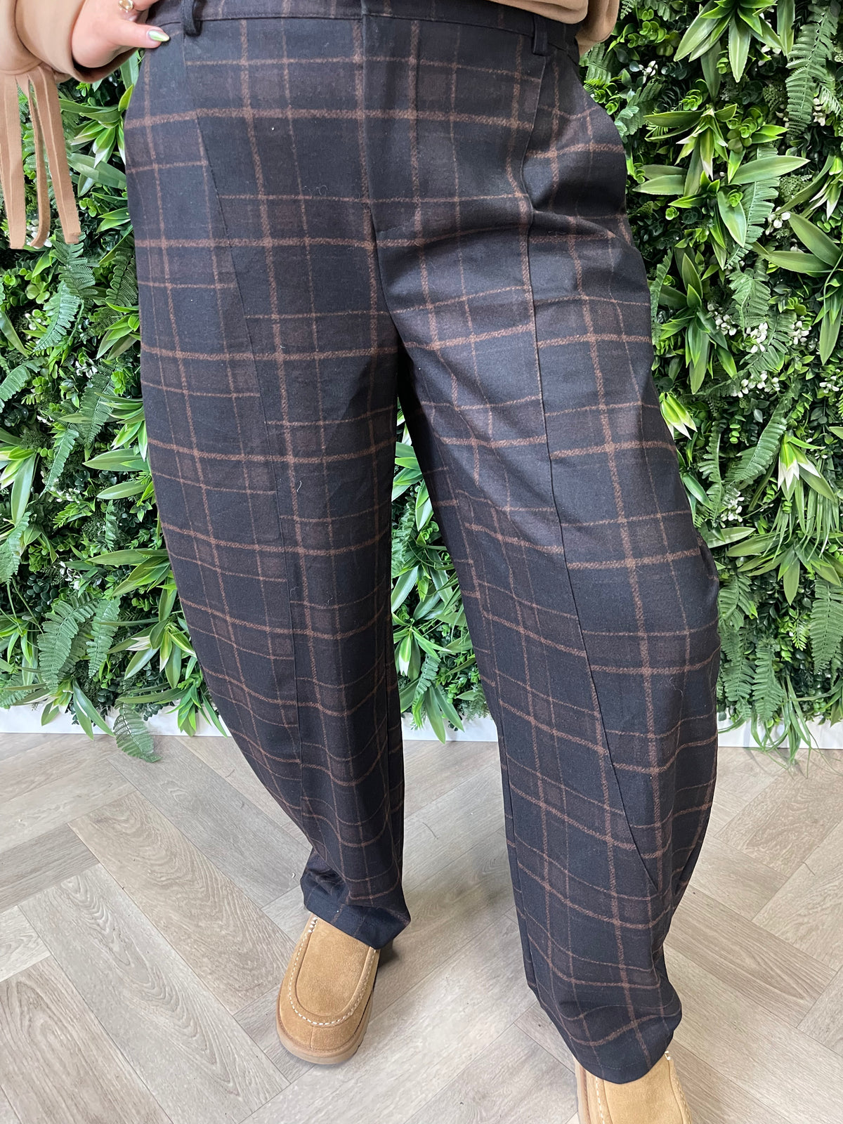 Pantalon barrel met ruit donkerbruin/camel