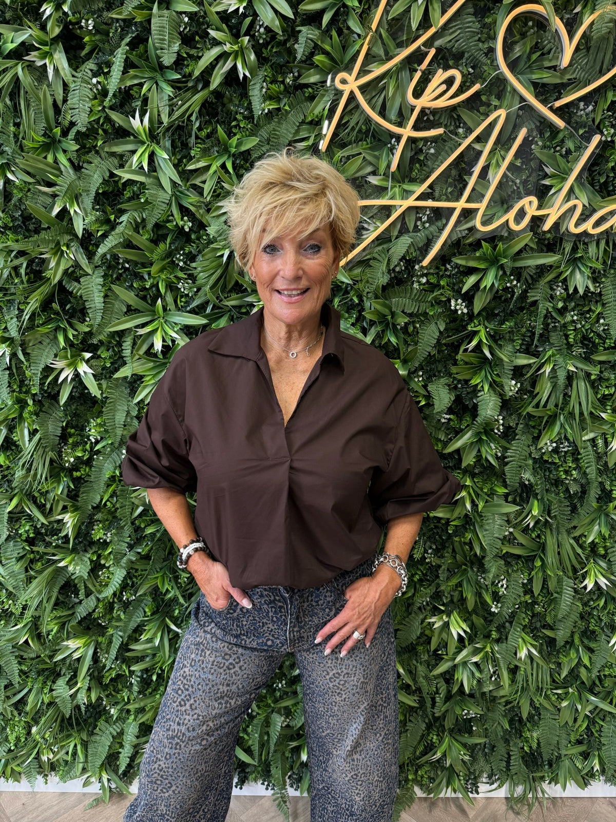 Korte blouse v-hals uni donkerbruin