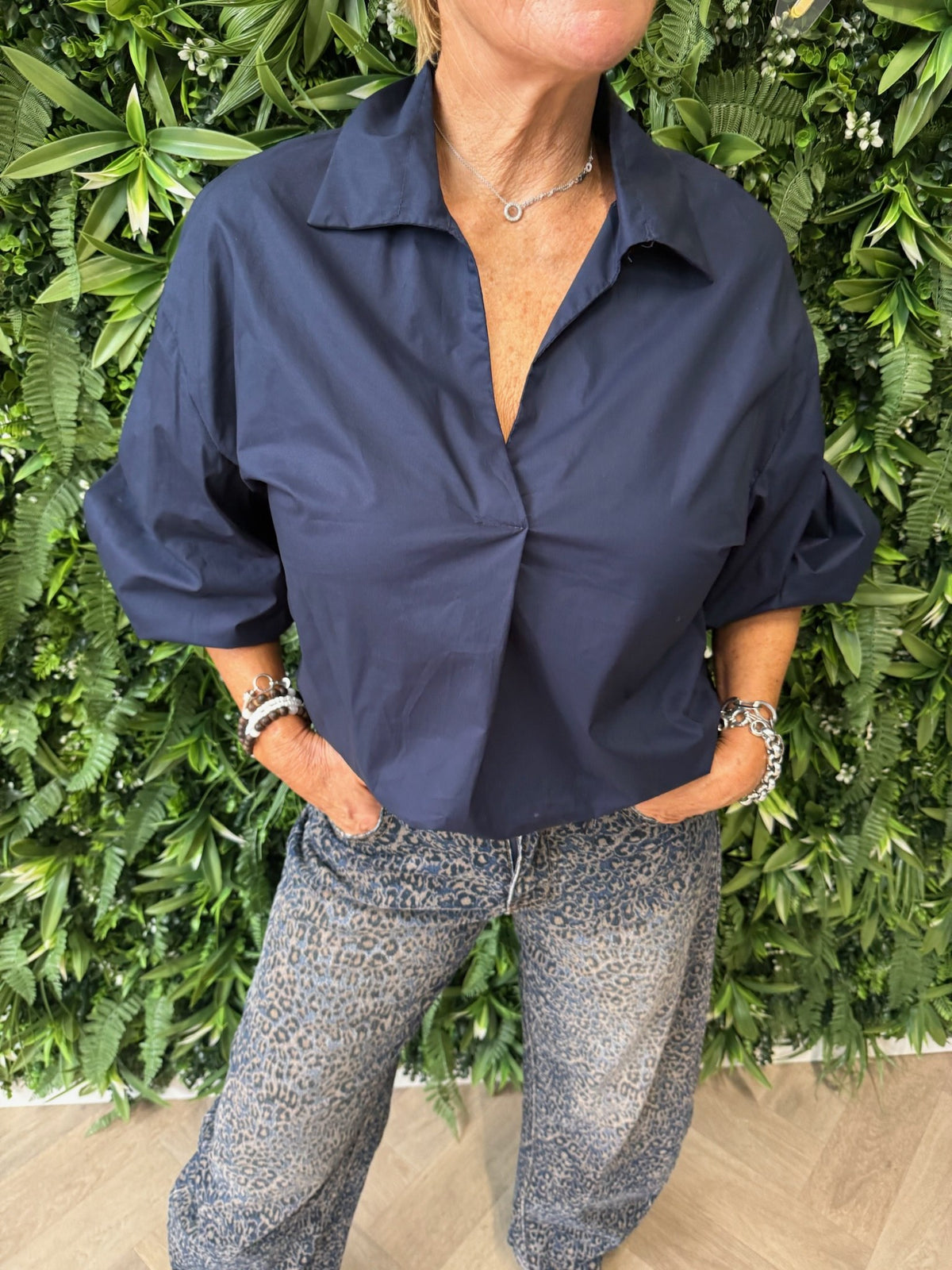 Korte blouse v-hals uni marineblauw