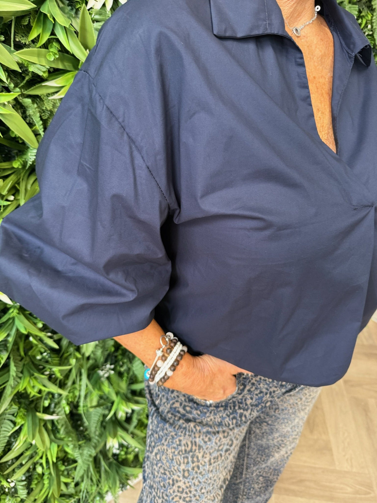 Korte blouse v-hals uni marineblauw
