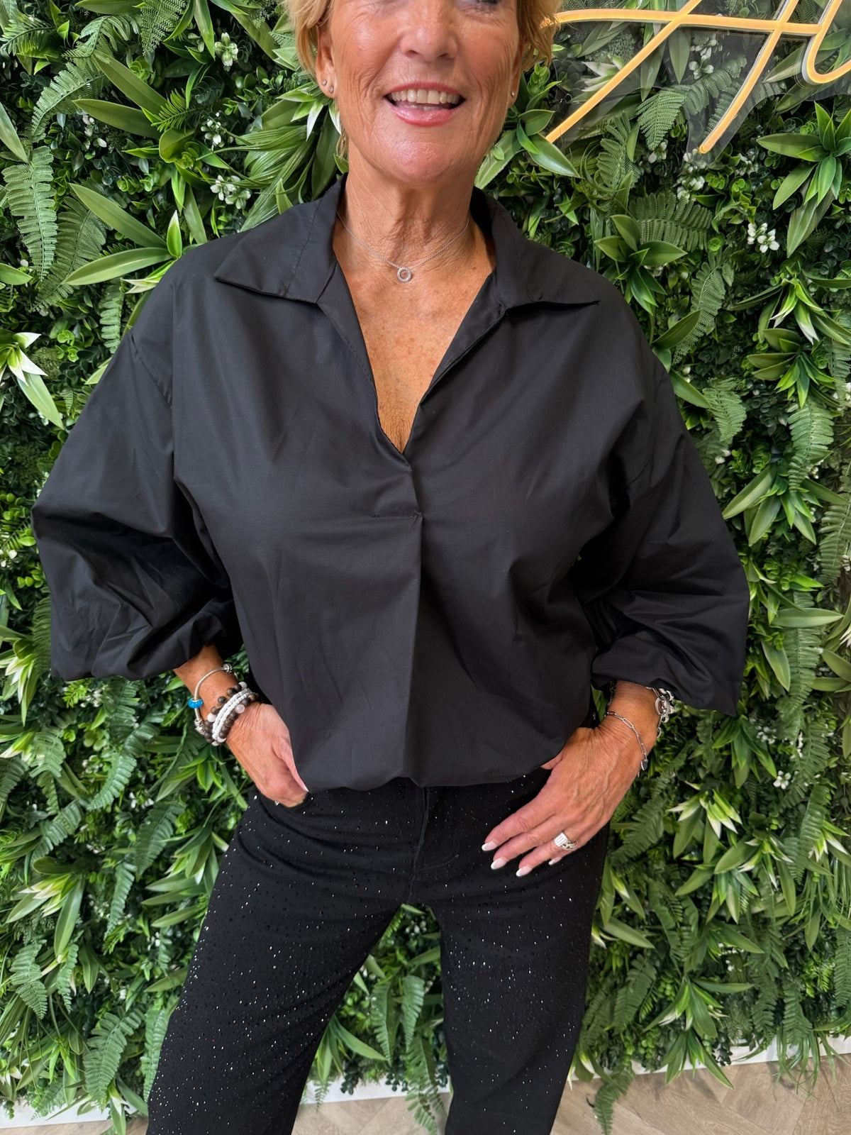 Korte blouse v-hals uni zwart