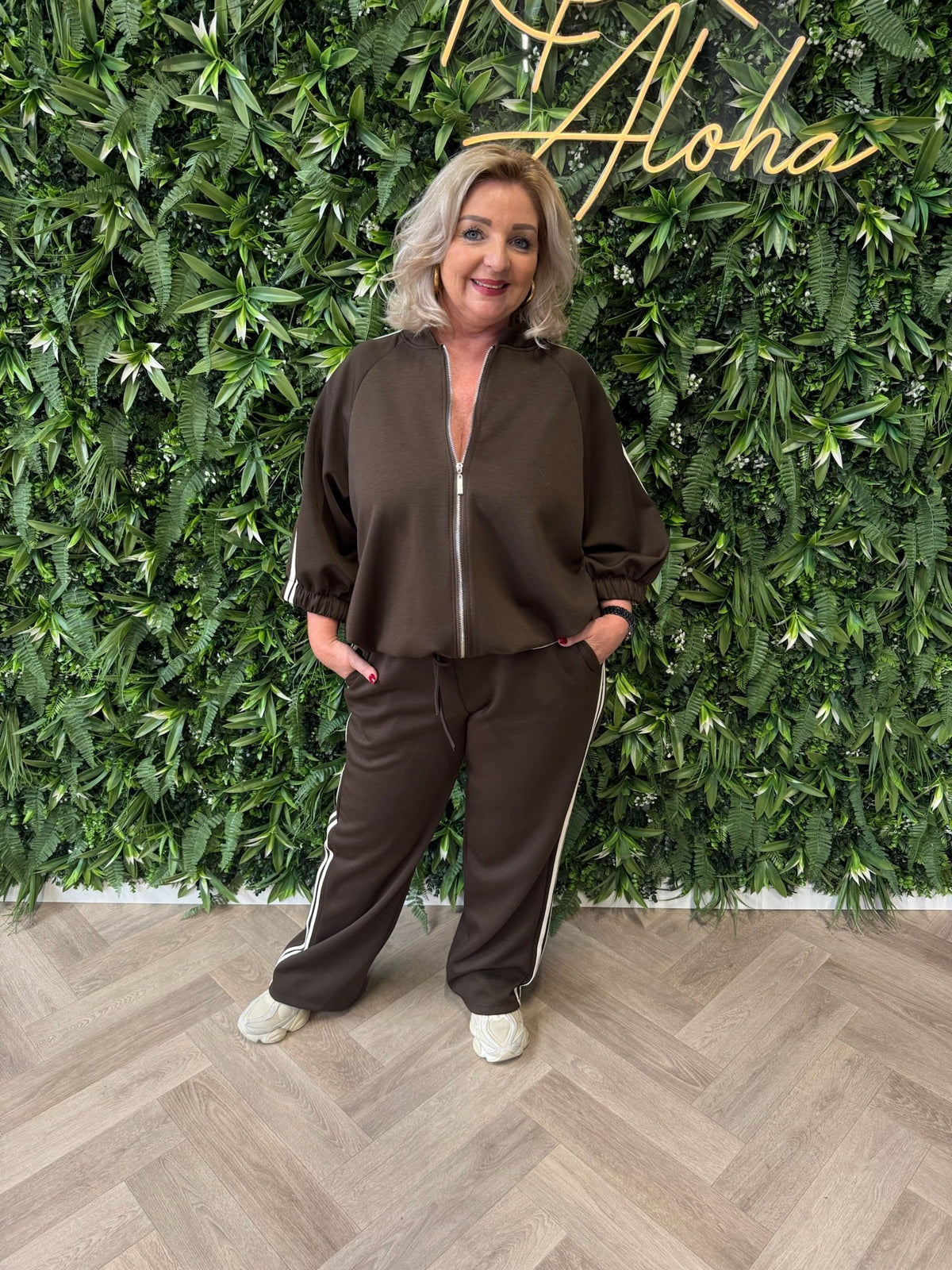 Tweedelig pak met bies donkerbruin