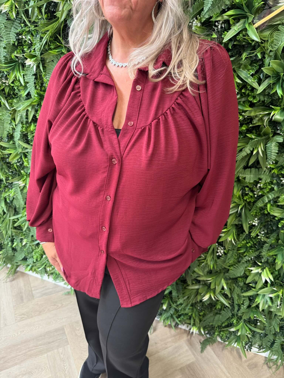 Blouse geplooid halsdetail uni bordeaux