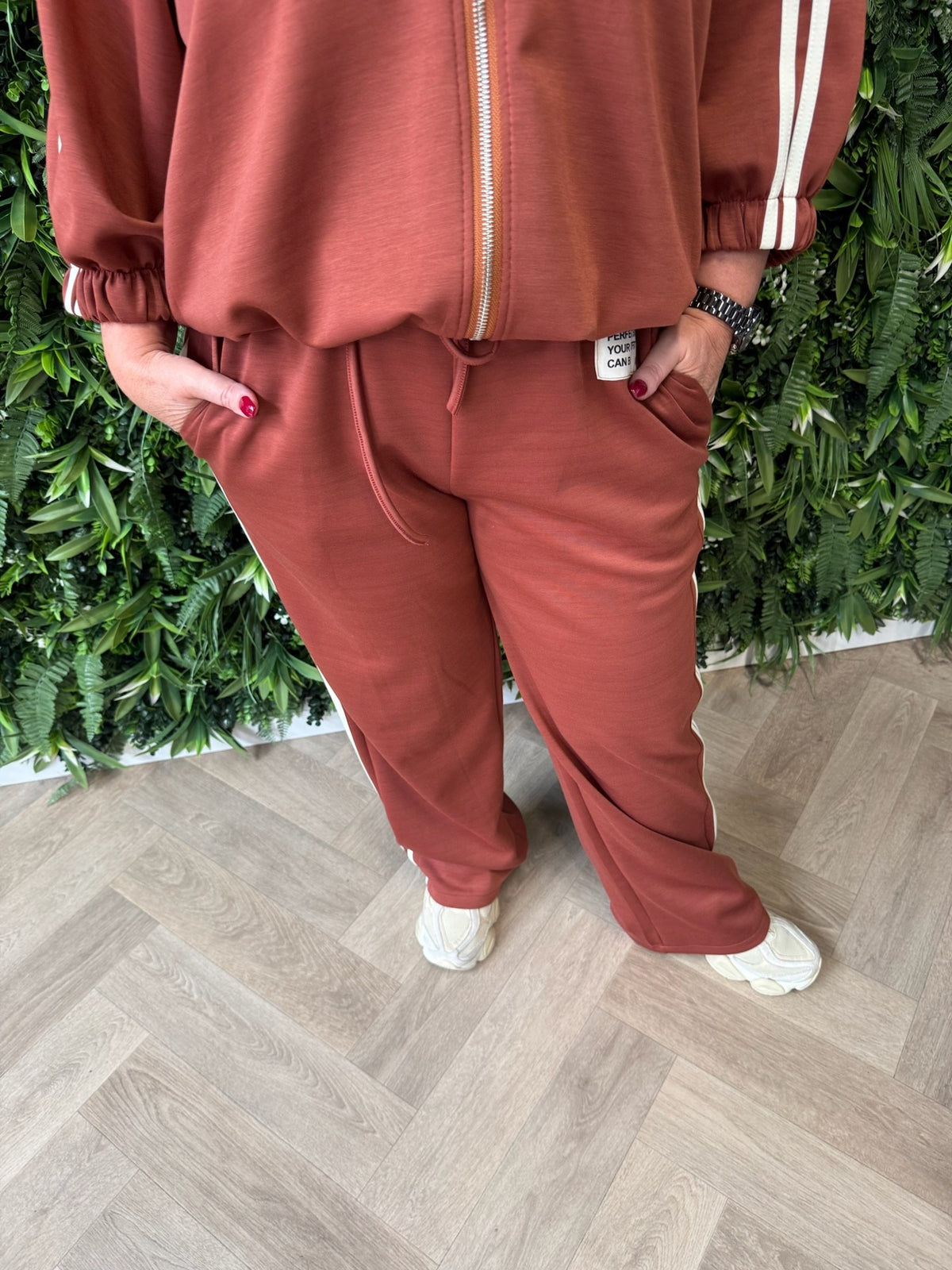 Tweedelig pak met bies terracotta