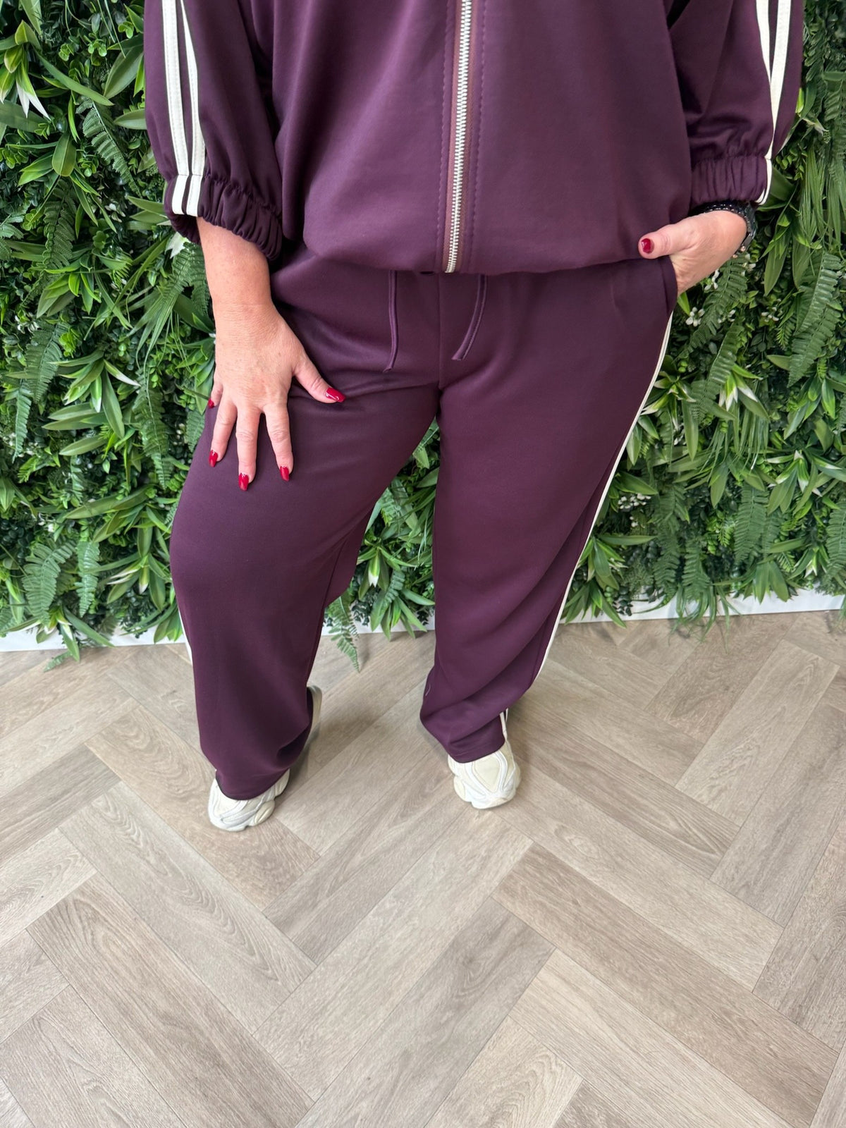 Tweedelig pak met bies aubergine