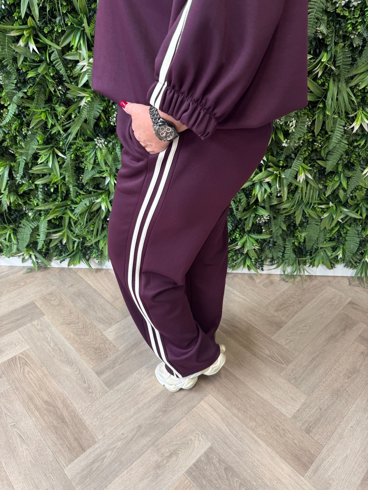 Tweedelig pak met bies aubergine