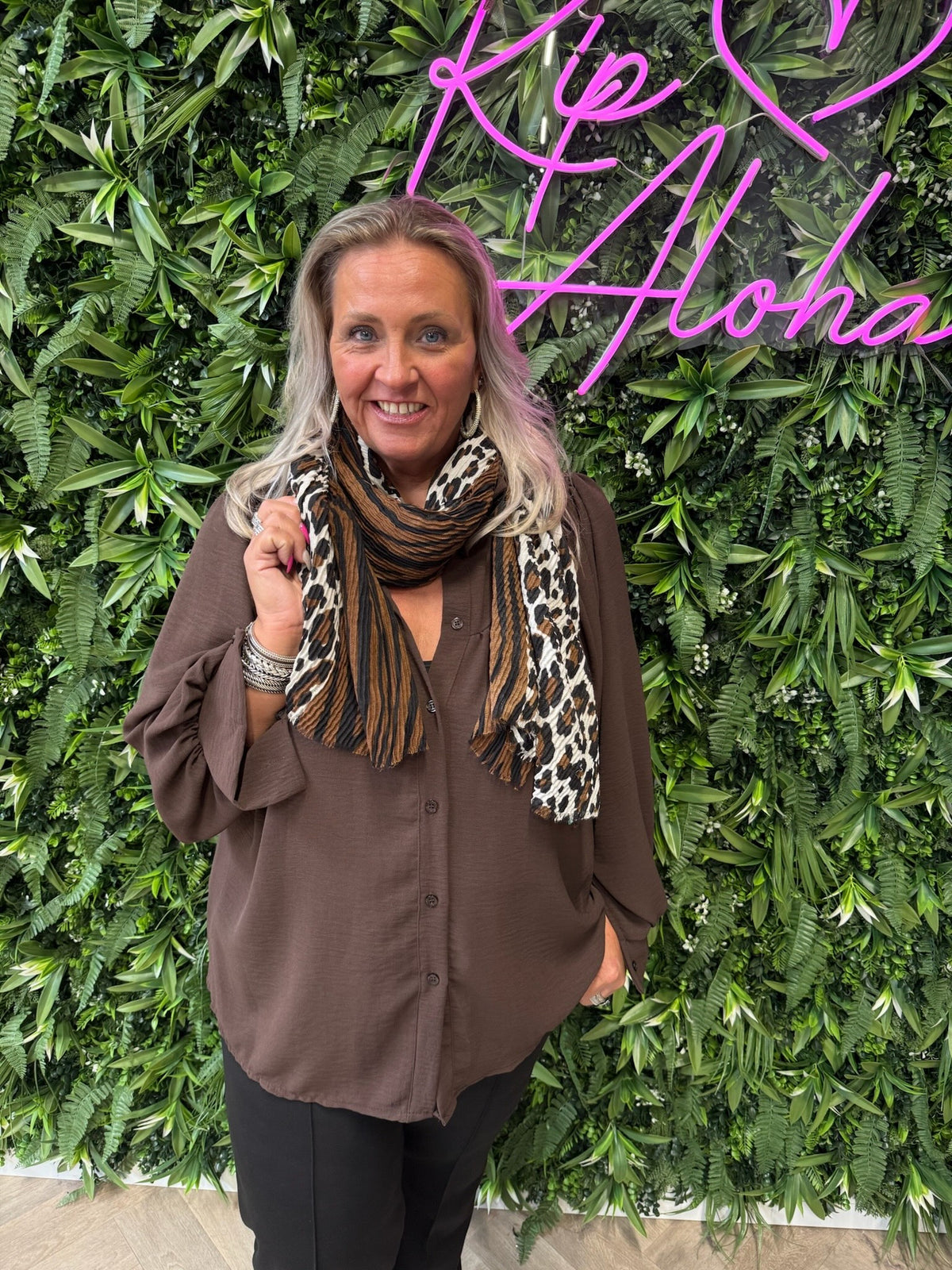 Blouse geplooid halsdetail uni donkerbruin