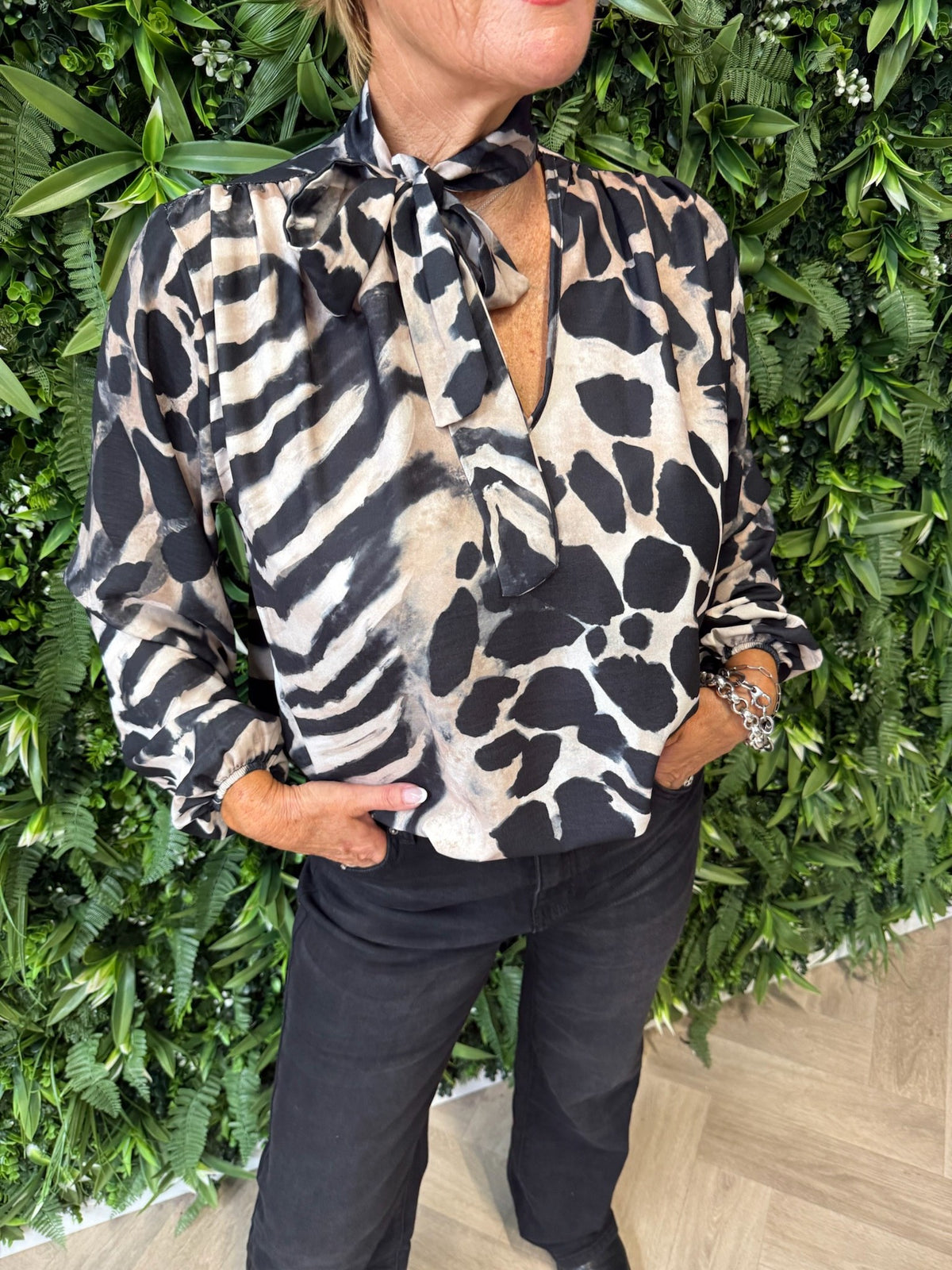 Blouse met strik giraffe print zwart