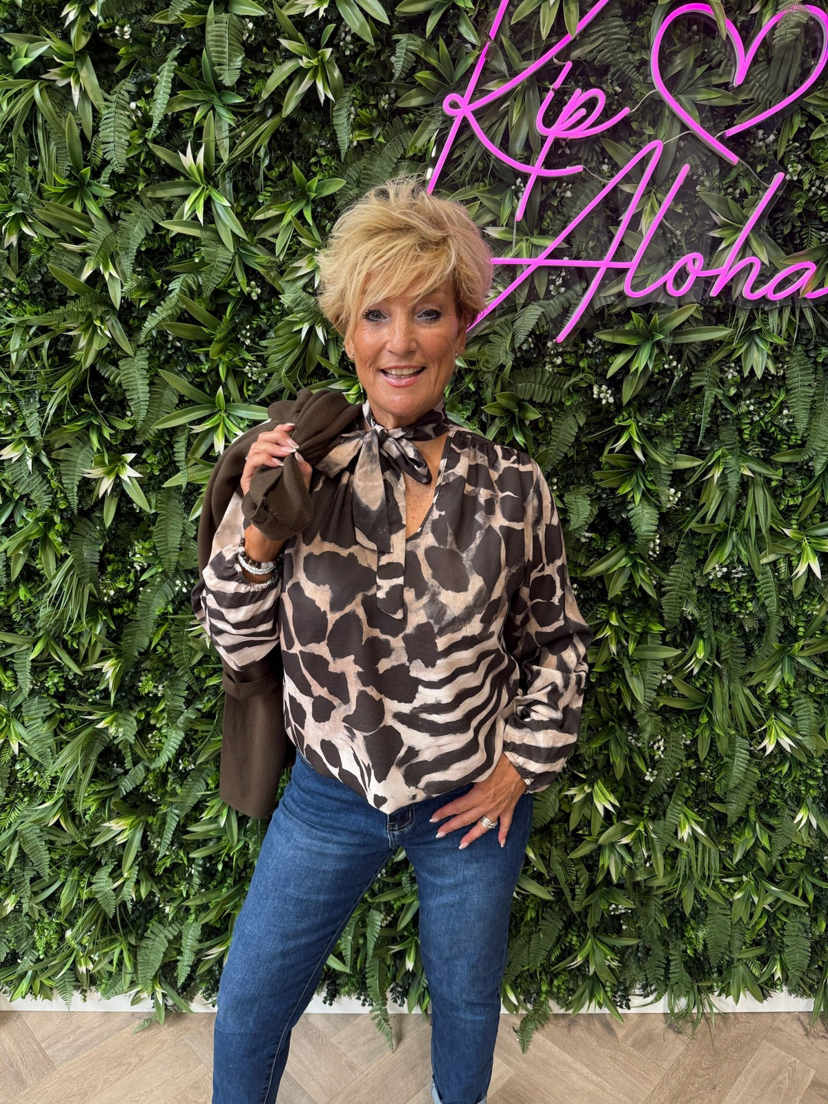 Blouse met strik giraffe print legergroen