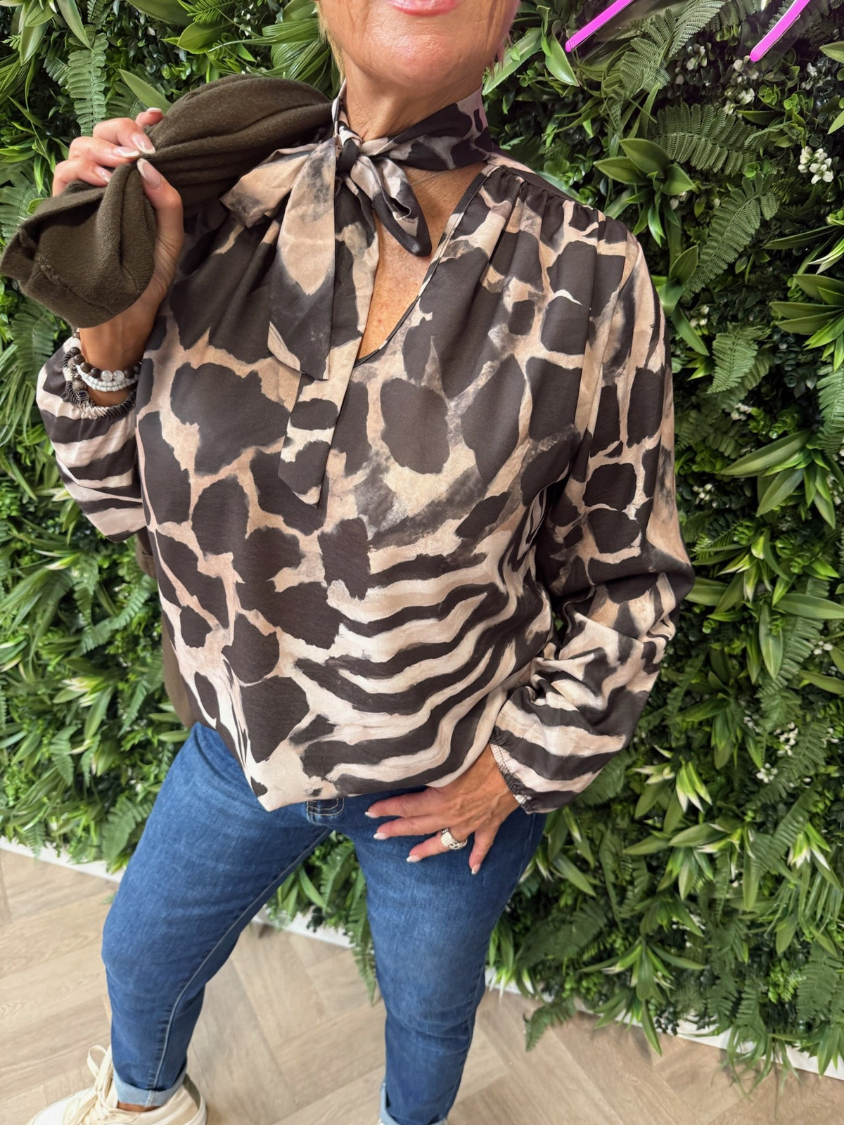 Blouse met strik giraffe print legergroen