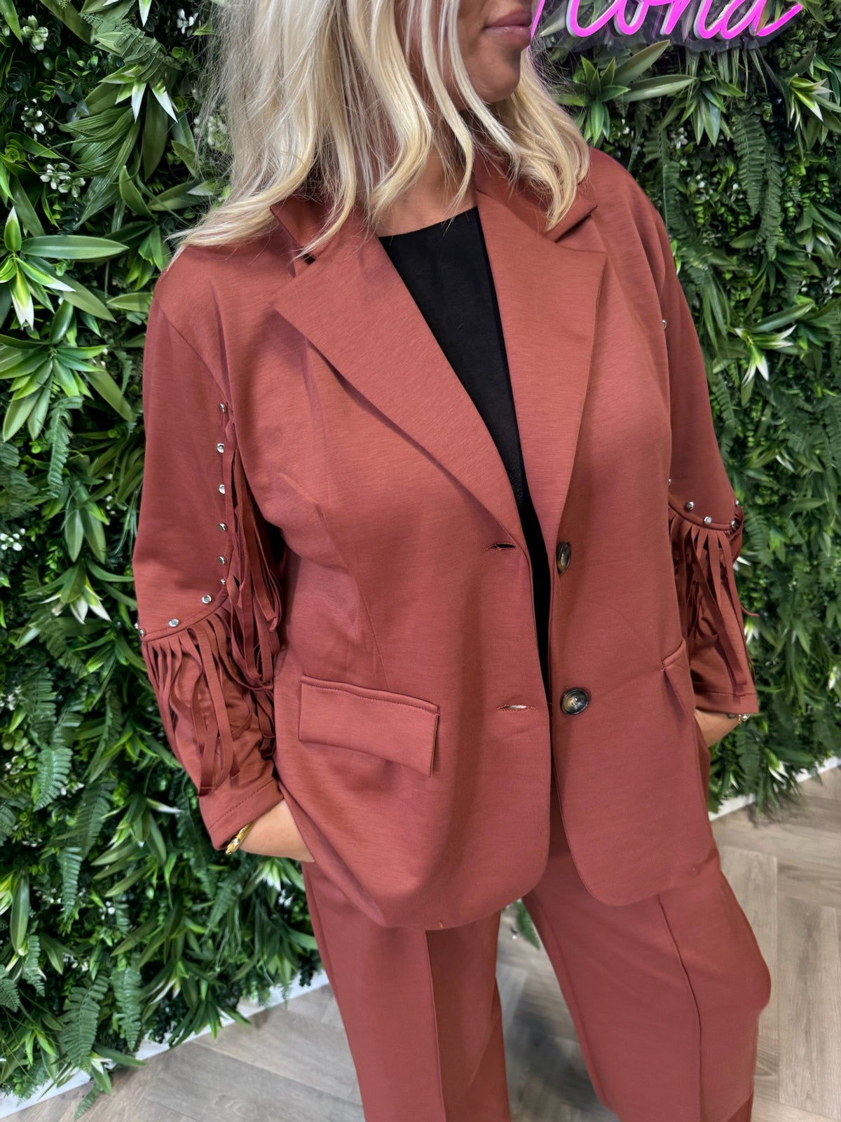 Tweedelig pak blazer met studs en franjes terracotta