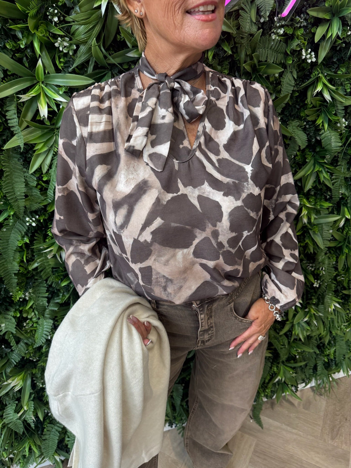 Blouse met strik giraffe print bruin