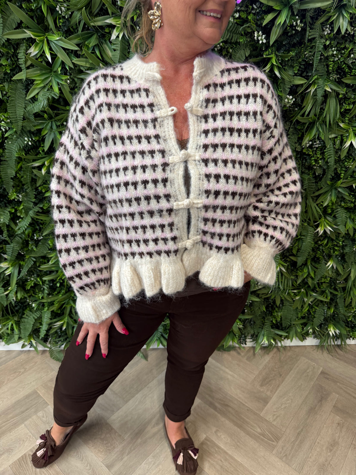 Kort vest pied de poule met roezelmouwen beige