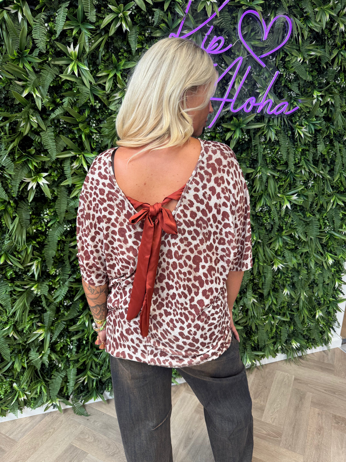 Top panterprint met strik op de rug brique