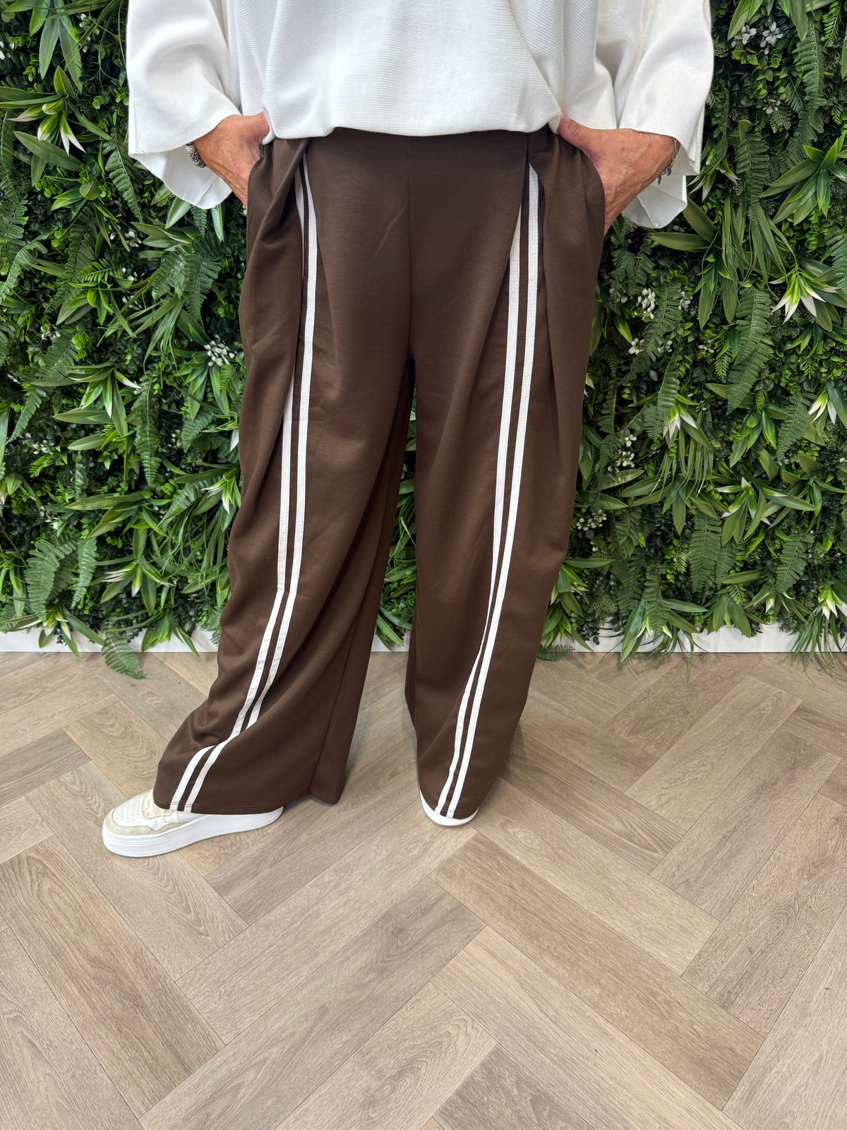Wijde broek met streep bruin