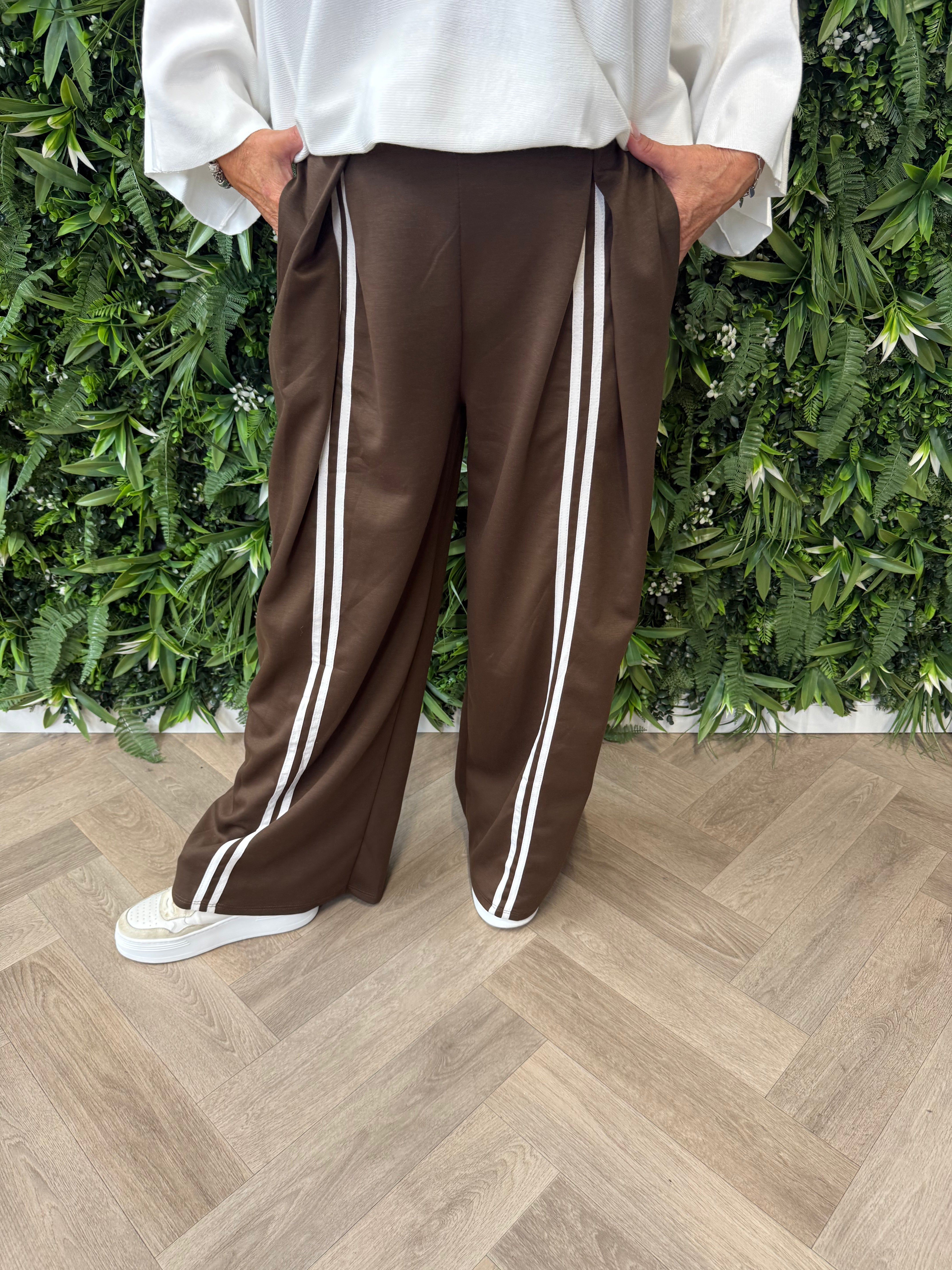Wijde broek met streep bruin