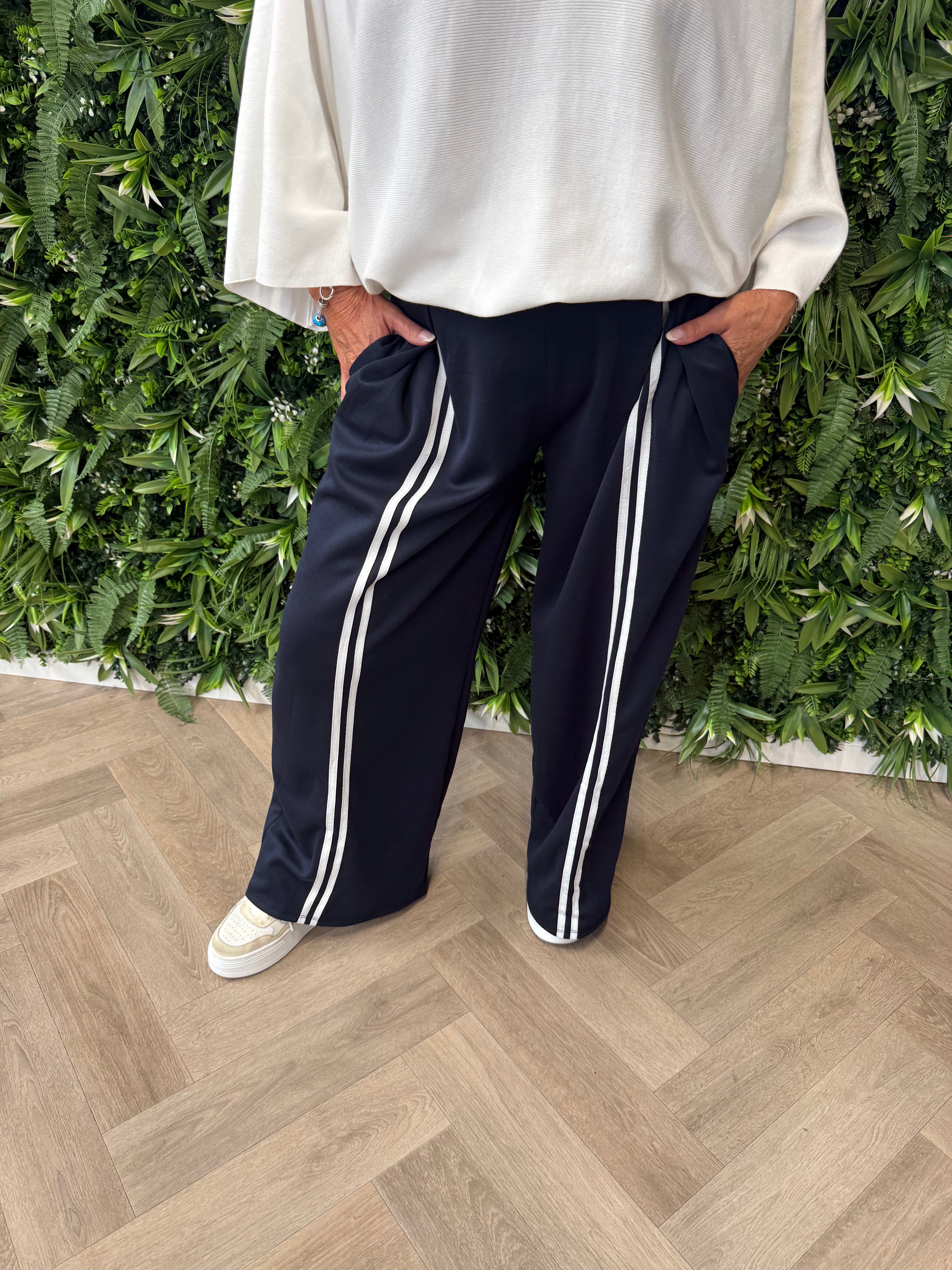 Wijde broek met streep marineblauw