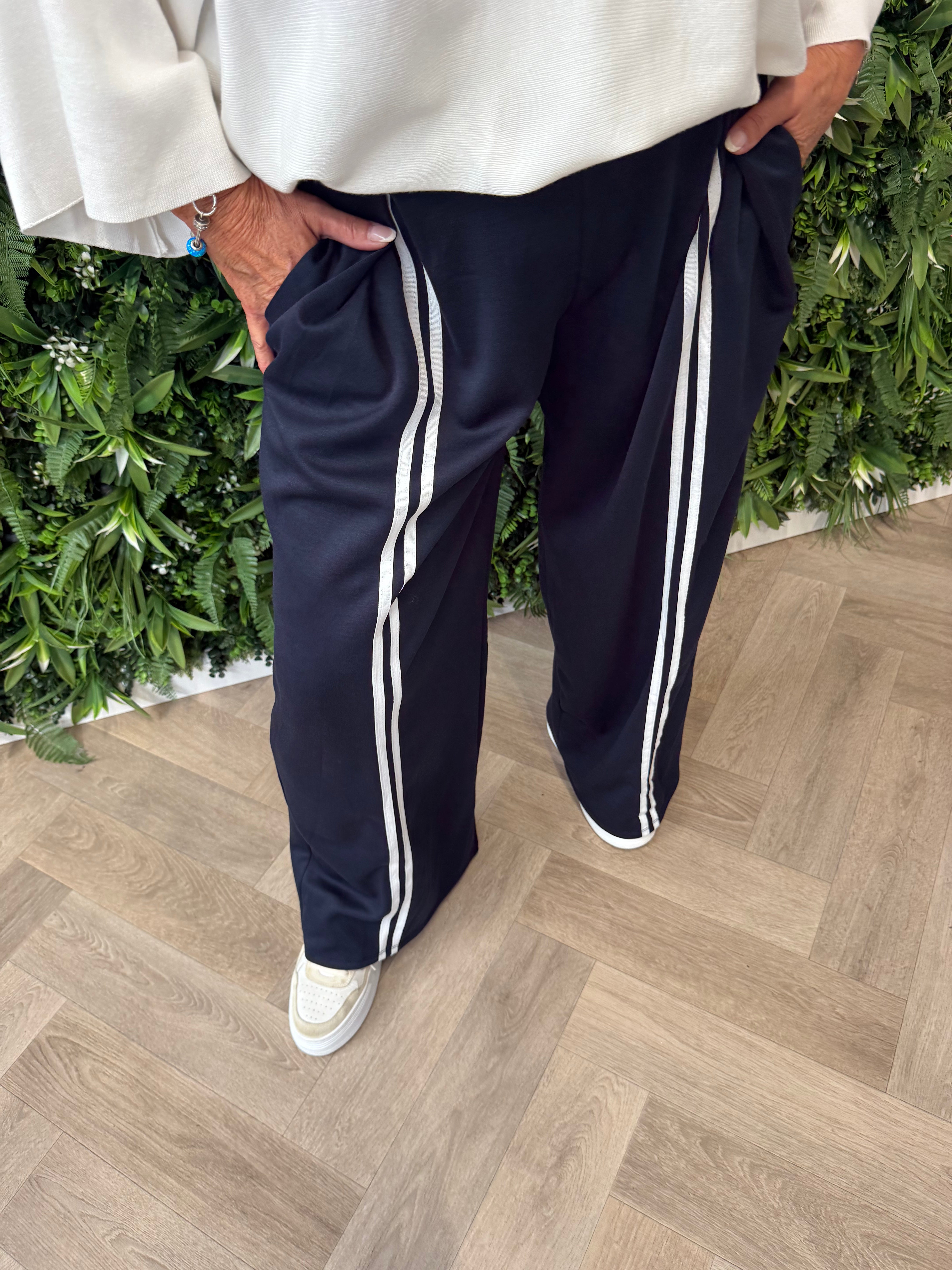 Wijde broek met streep marineblauw