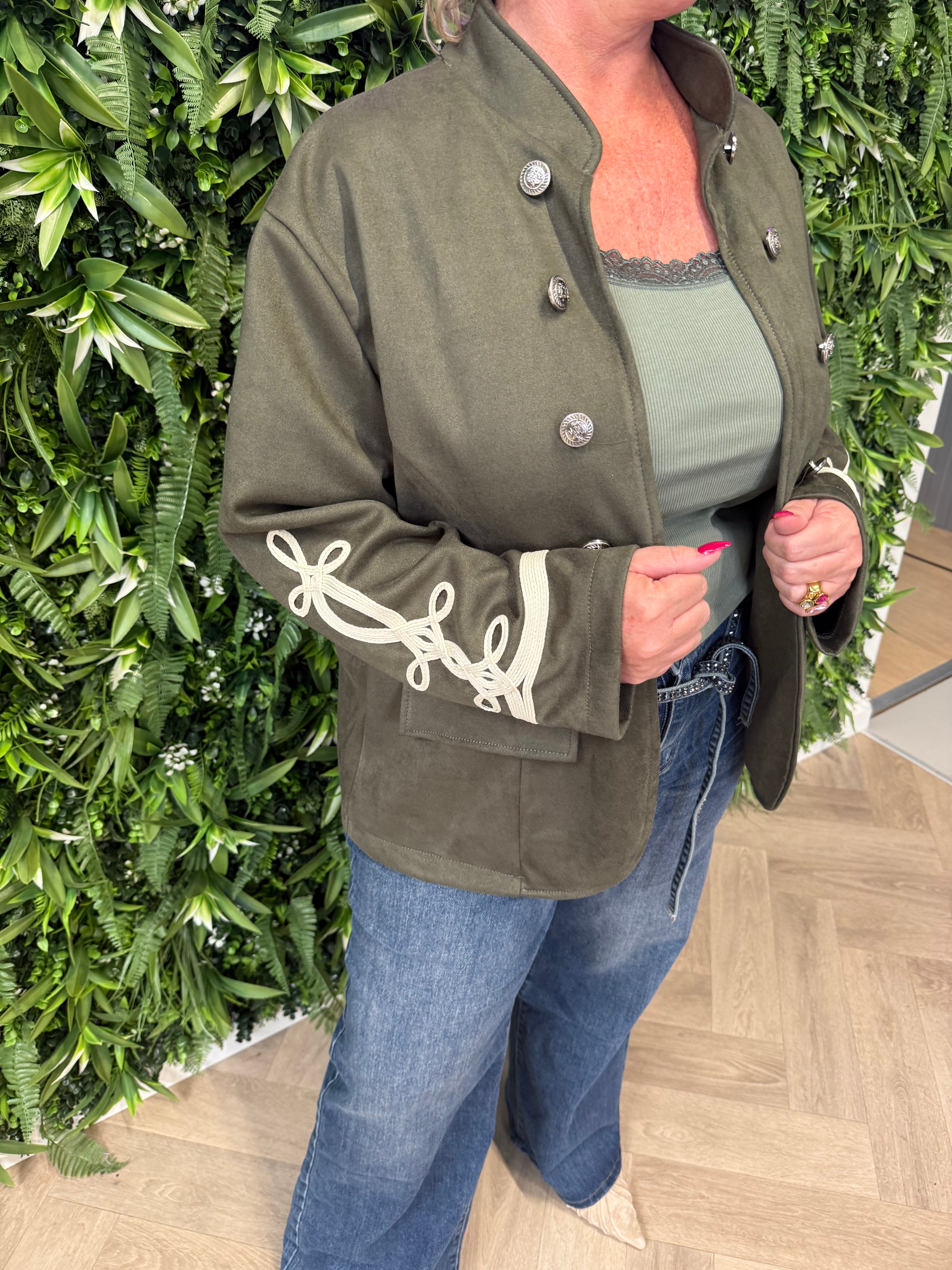 Suedinelook jasje knopen en mouwdetails legergroen