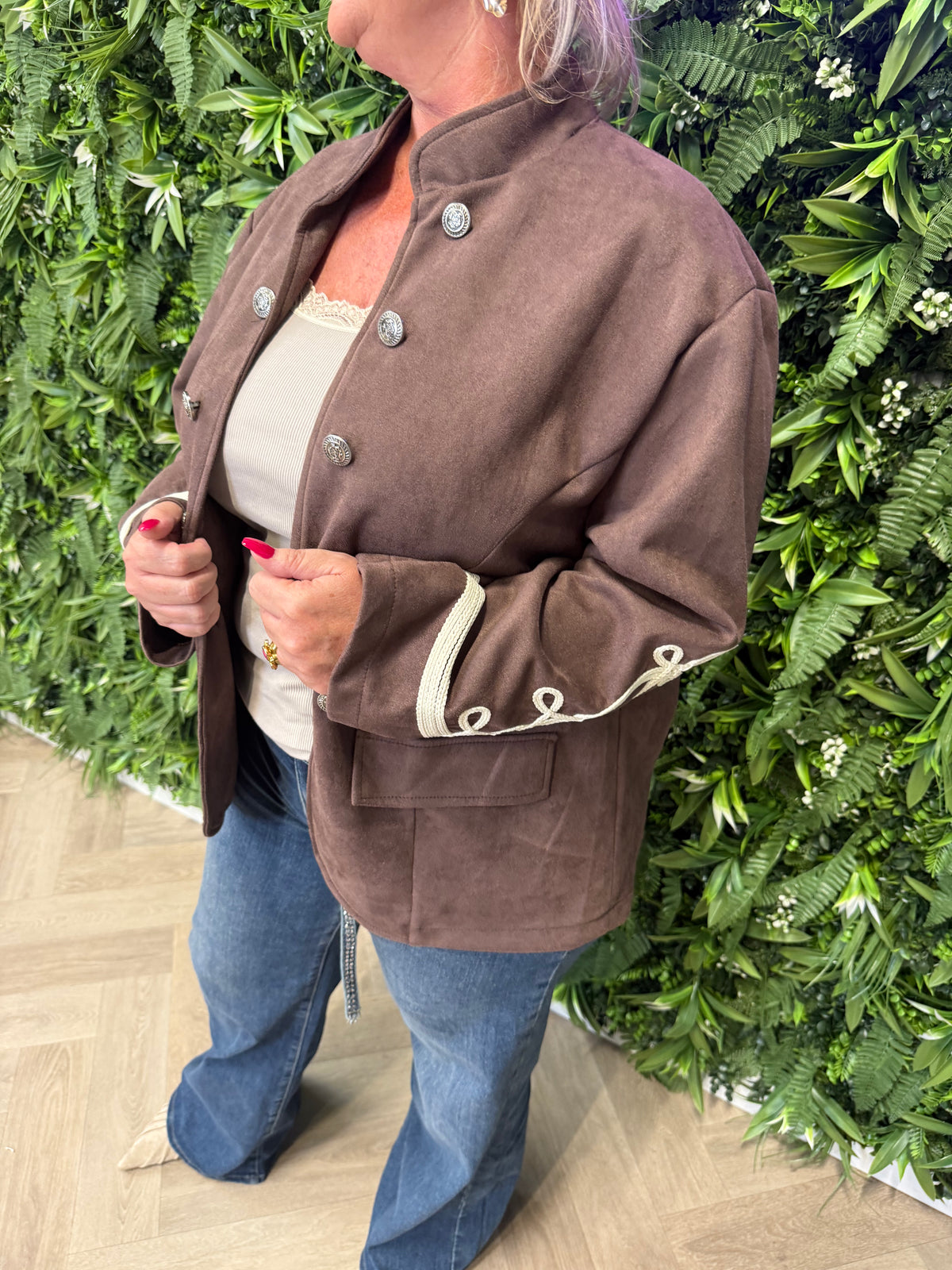 Suedinelook jasje knopen en mouwdetails bruin