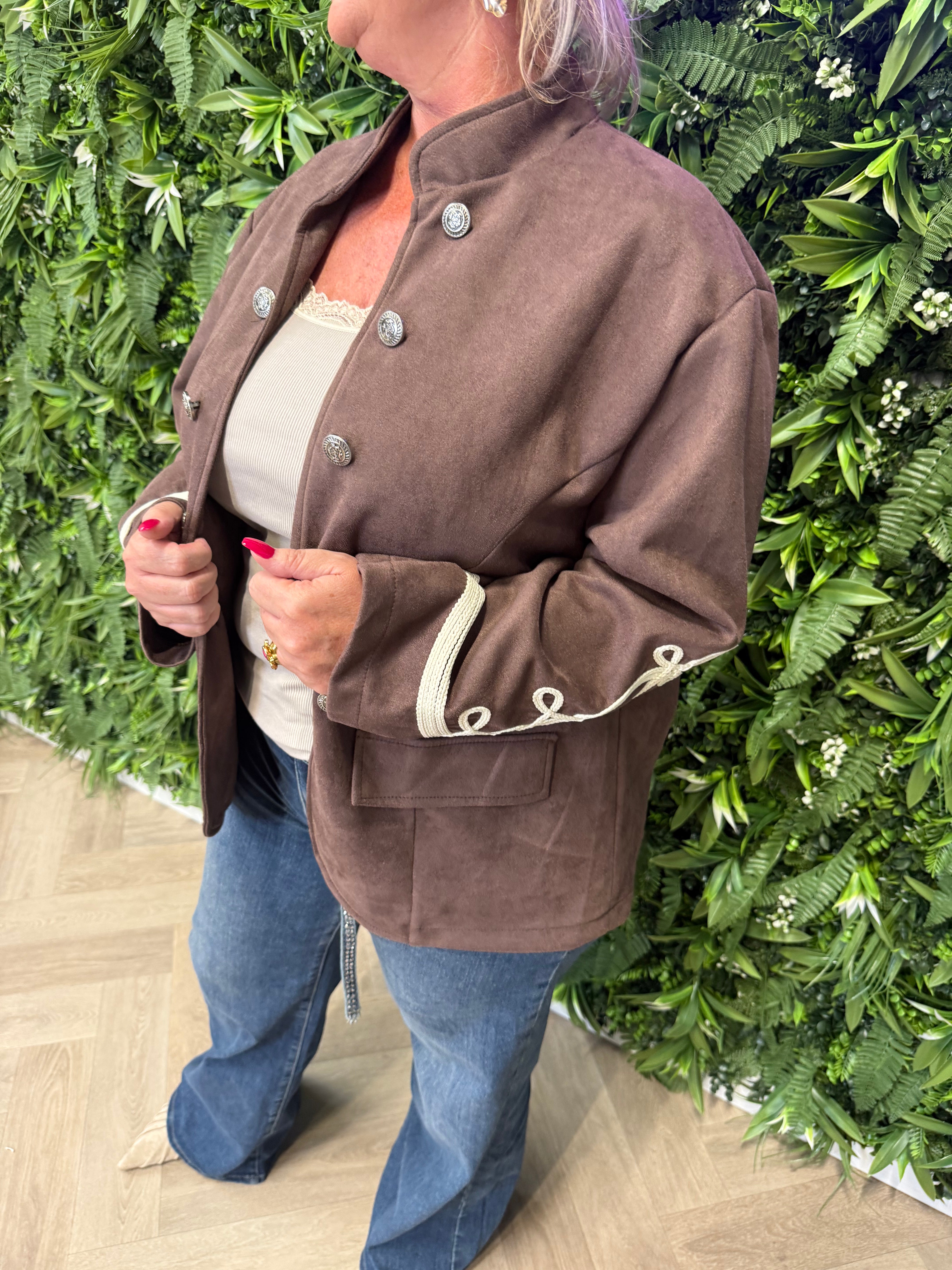 Suedinelook jasje knopen en mouwdetails bruin