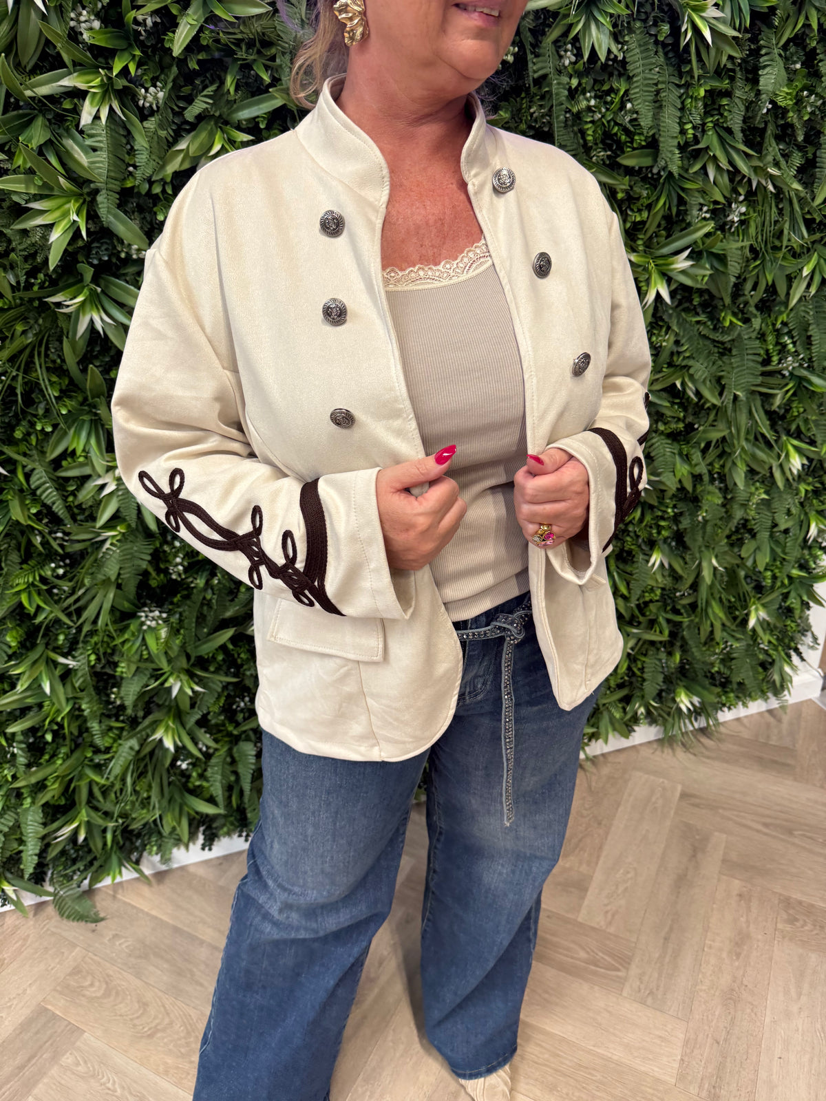 Suedinelook jasje knopen en mouwdetails beige