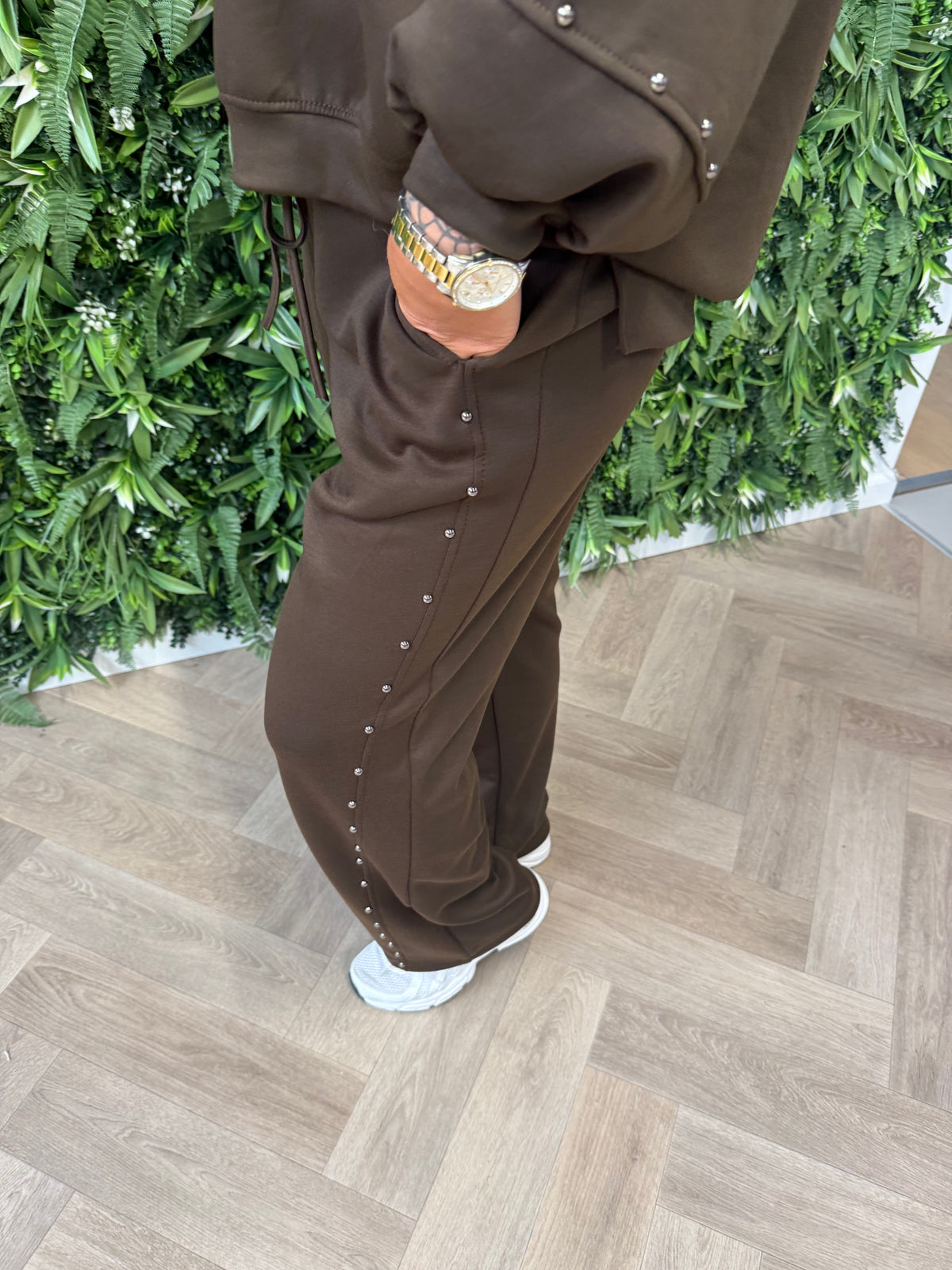 Tweedelig pak sweater pofmouwen studs donkerbruin