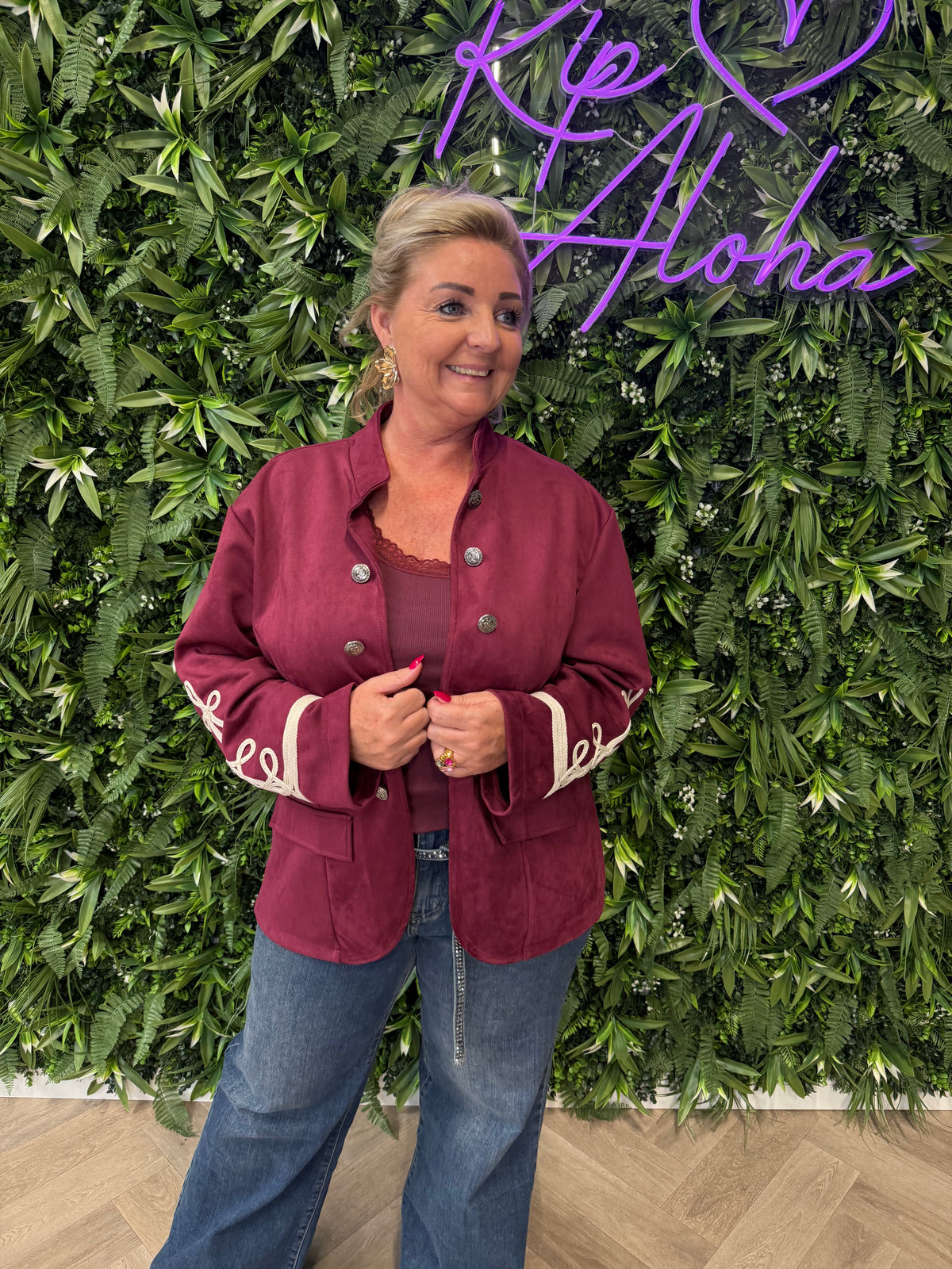 Suedinelook jasje knopen en mouwdetails bordeaux