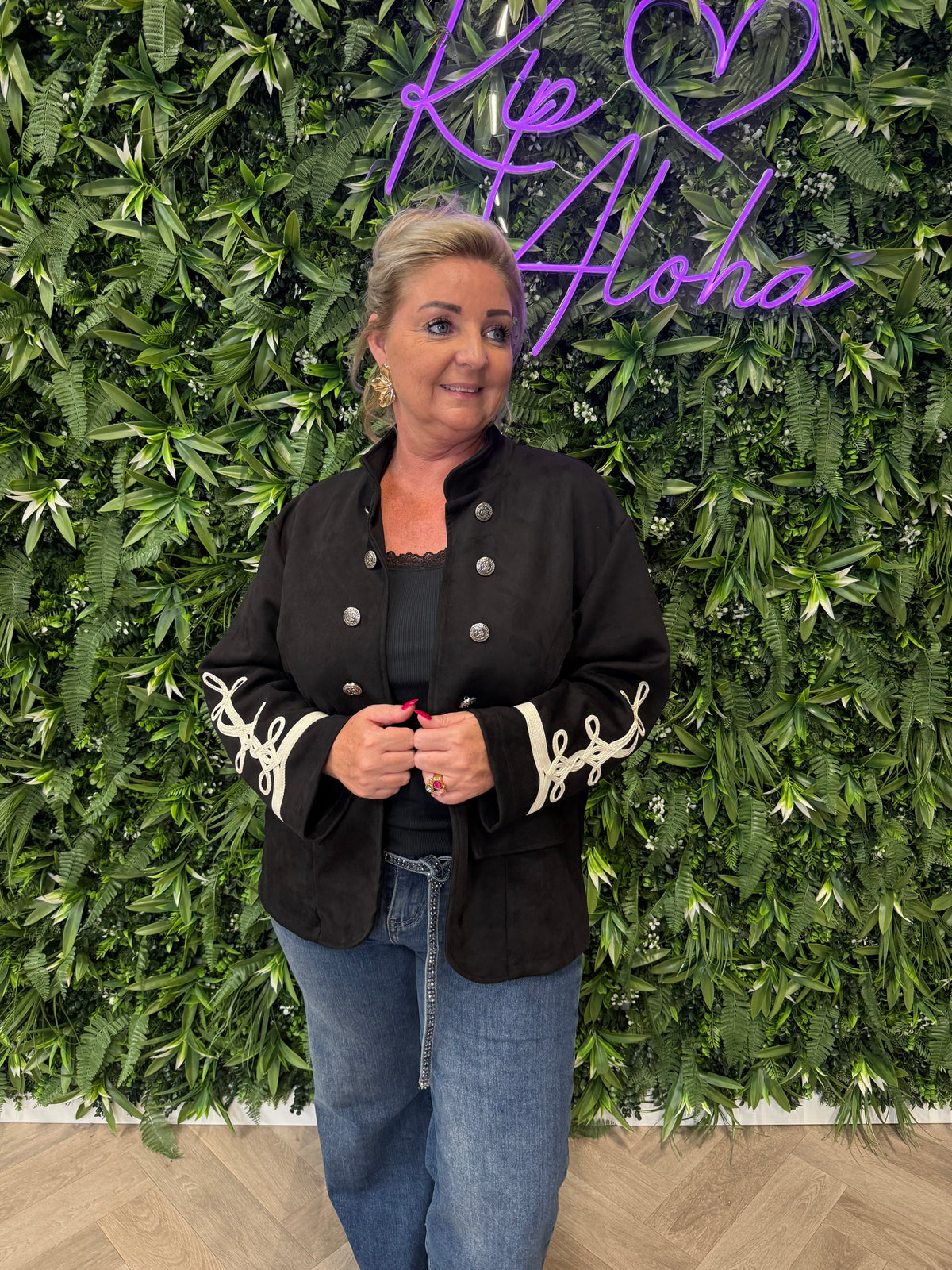 Suedinelook jasje knopen en mouwdetails zwart