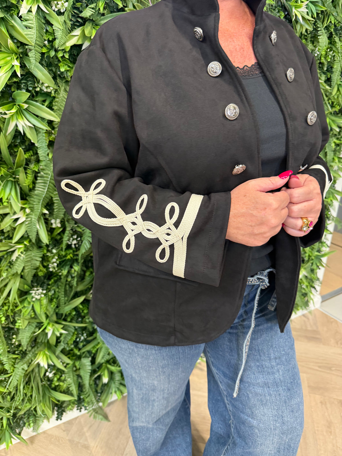Suedinelook jasje knopen en mouwdetails zwart
