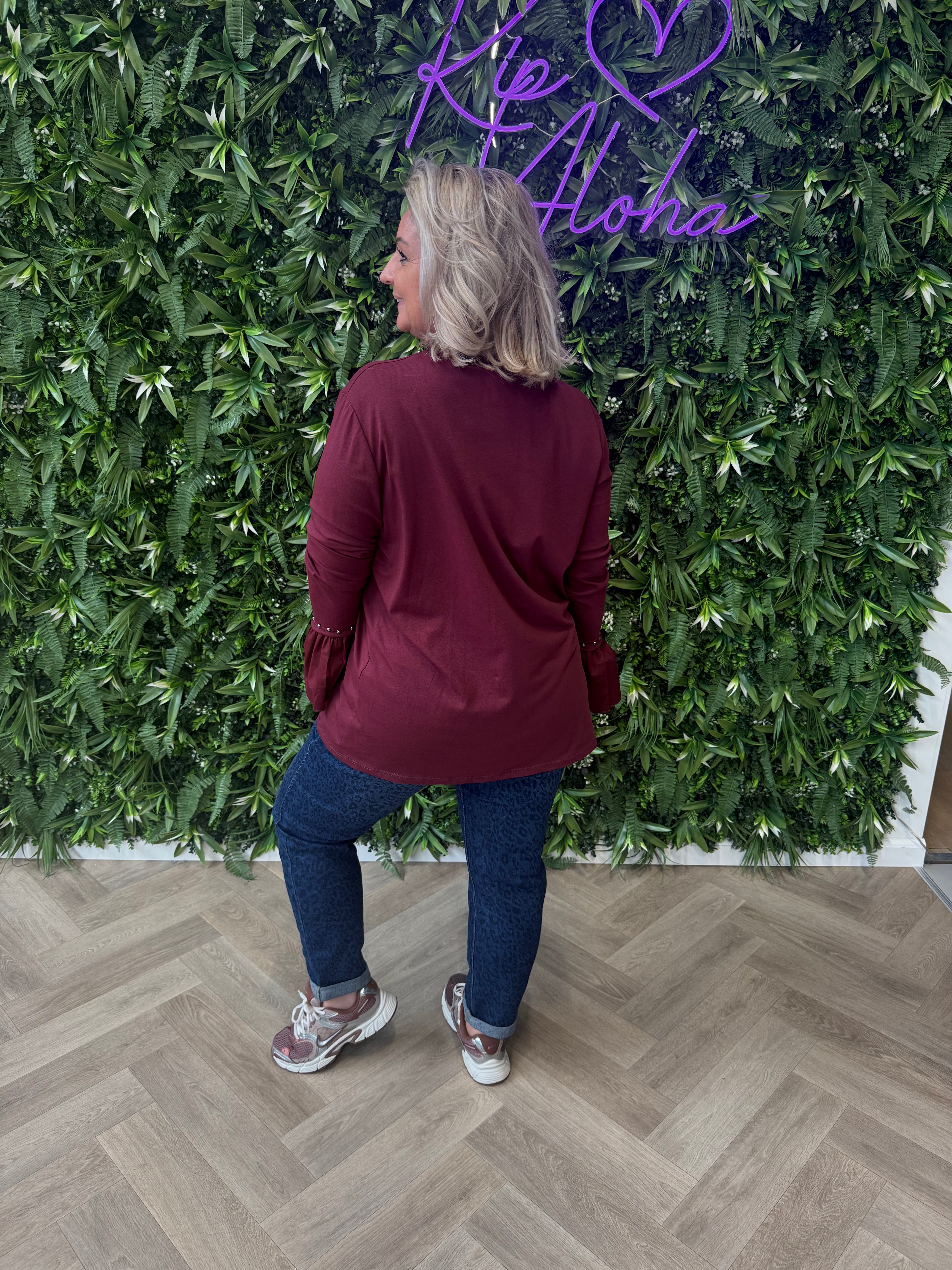 Top lange trompetmouwen met studs bordeaux