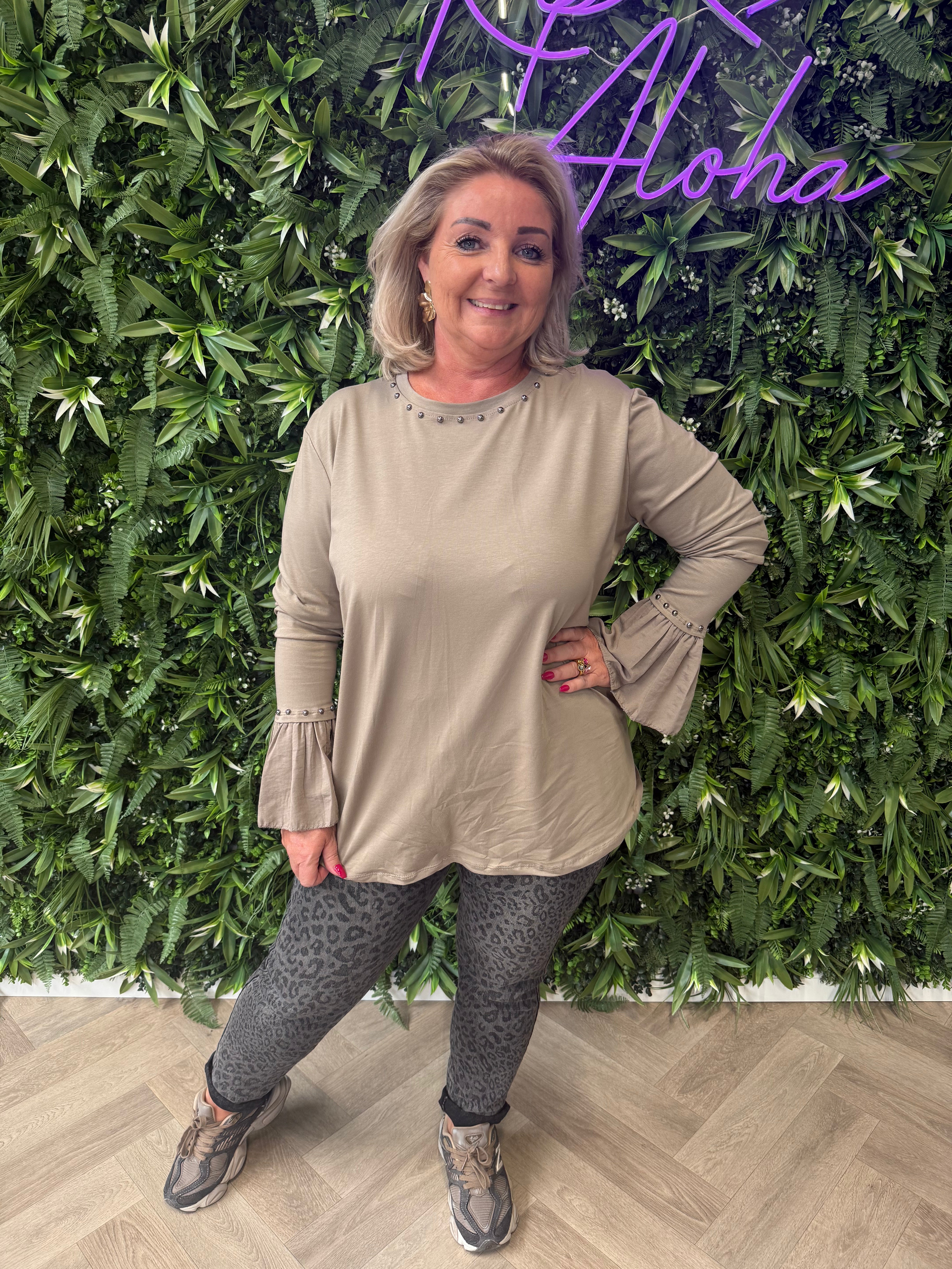 Top lange trompetmouwen met studs taupe