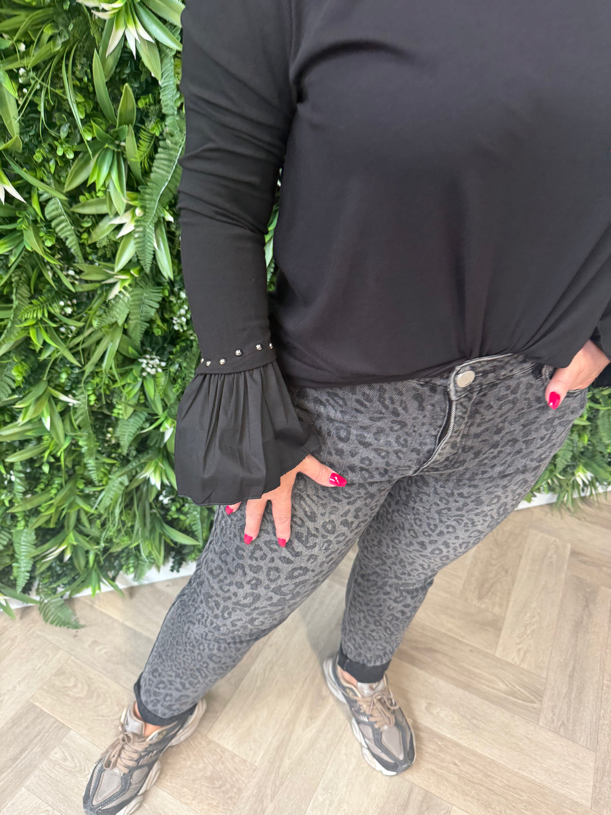 Top lange trompetmouwen met studs zwart